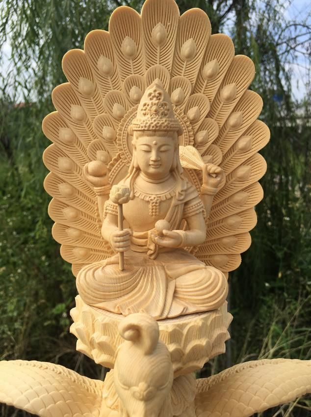 お見逃しなく！極上の木彫 仏教美術 精密彫刻 仏像 手彫り 極上品 孔雀 