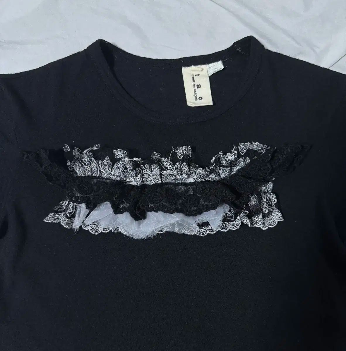 ASTRÆT フリル付き黒半袖Tシャツ BLANC]半袖フリルTシャツ | KOBUNSHA SELECT SHOP | [BLANC]半袖