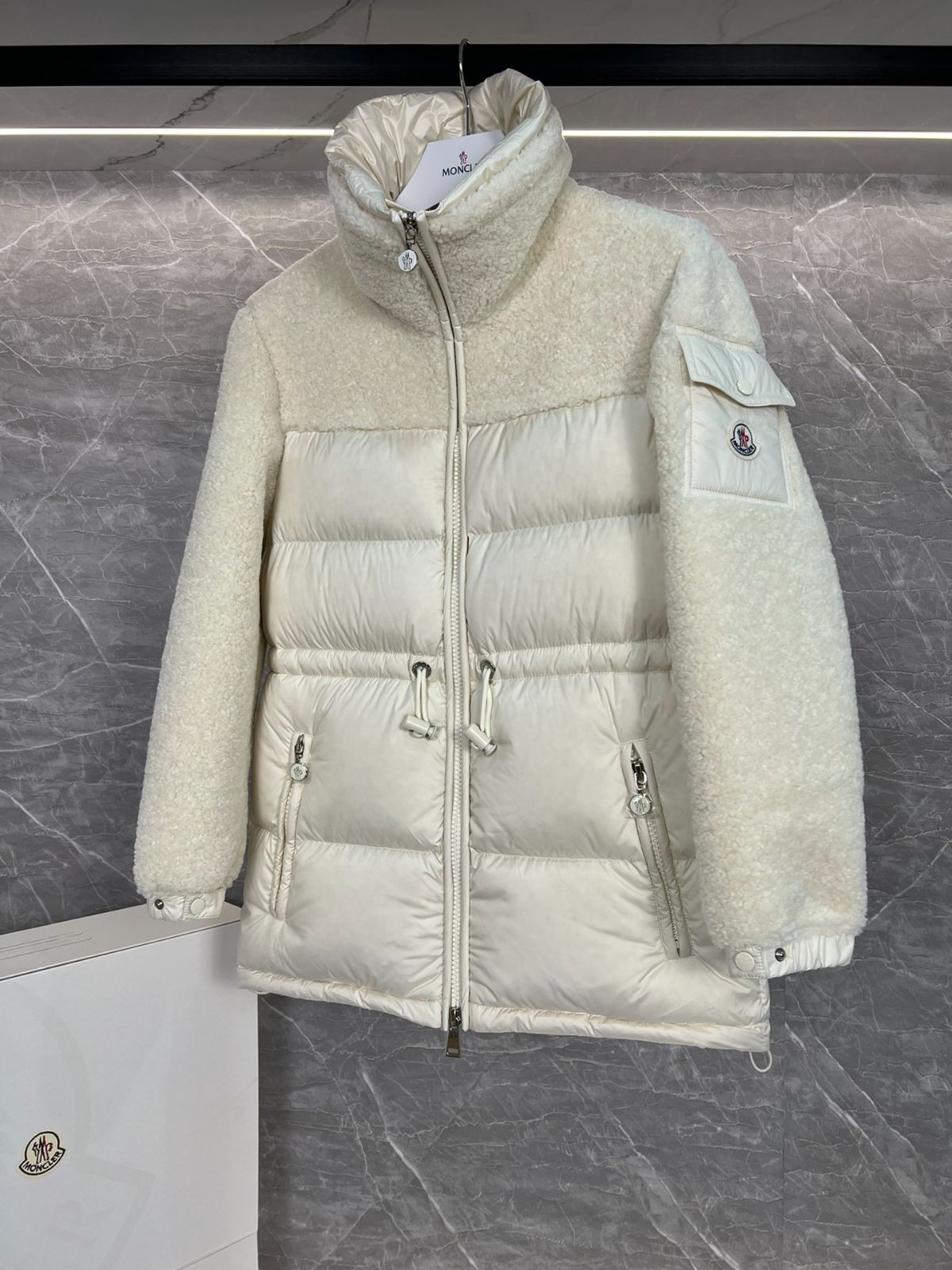 〔美品〕MONCLER　モンクレール薄手ダウンジャケット　べージュ MONCLERモンクレール ベージュ Escautショートレディースダウン
