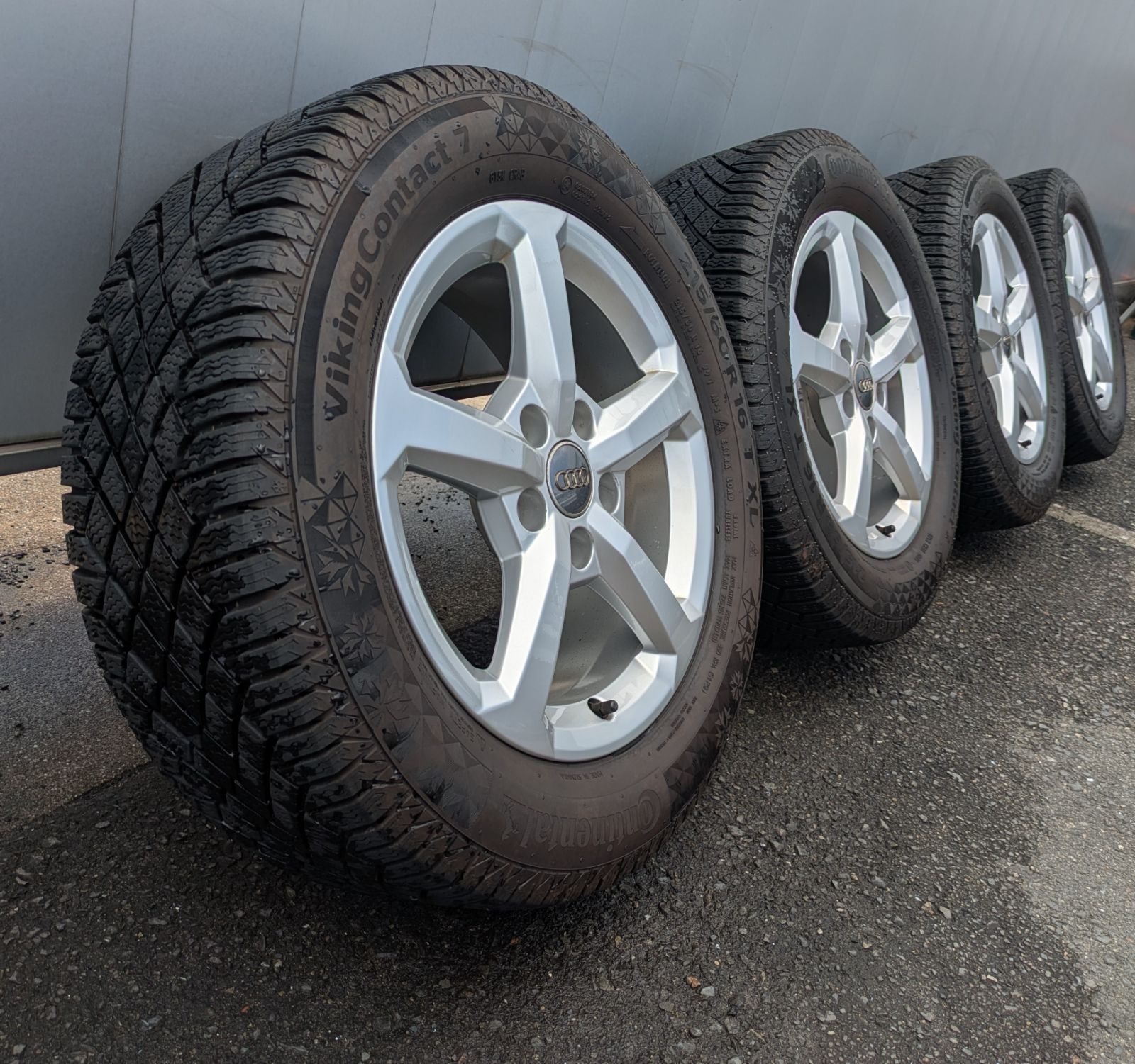 アウディ Audi Q2 スタッドレスタイヤセット 215/60R16 ミシェラン X