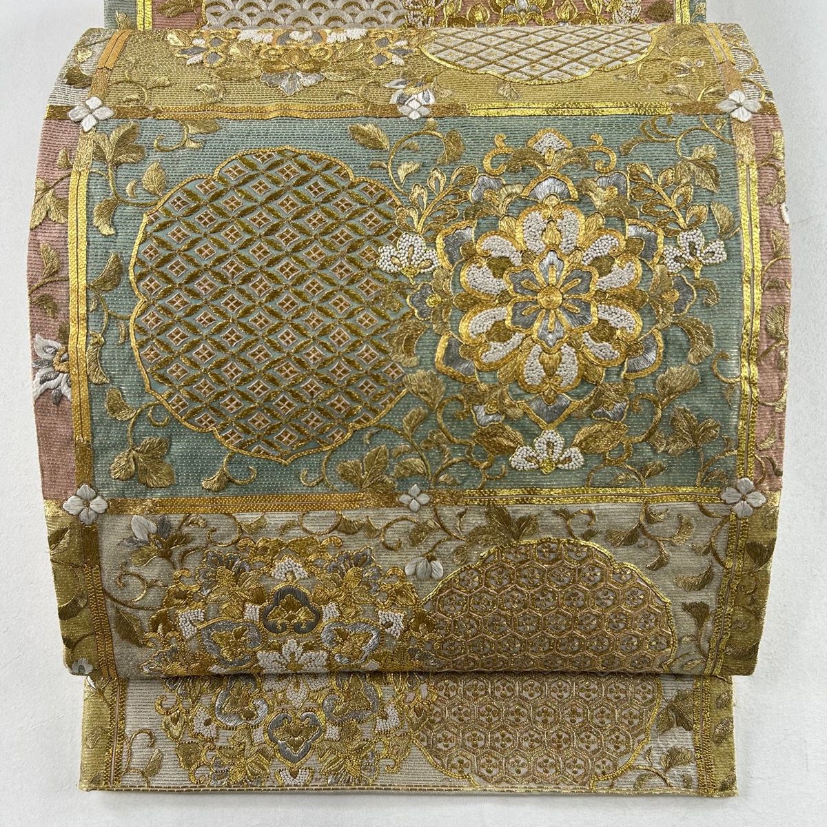新品未使用 正絹 六通袋帯 華文 花唐草 金色 美品】 袋帯 秀品 菱天井華文草花図 金色 六通 正絹｜中古・古着