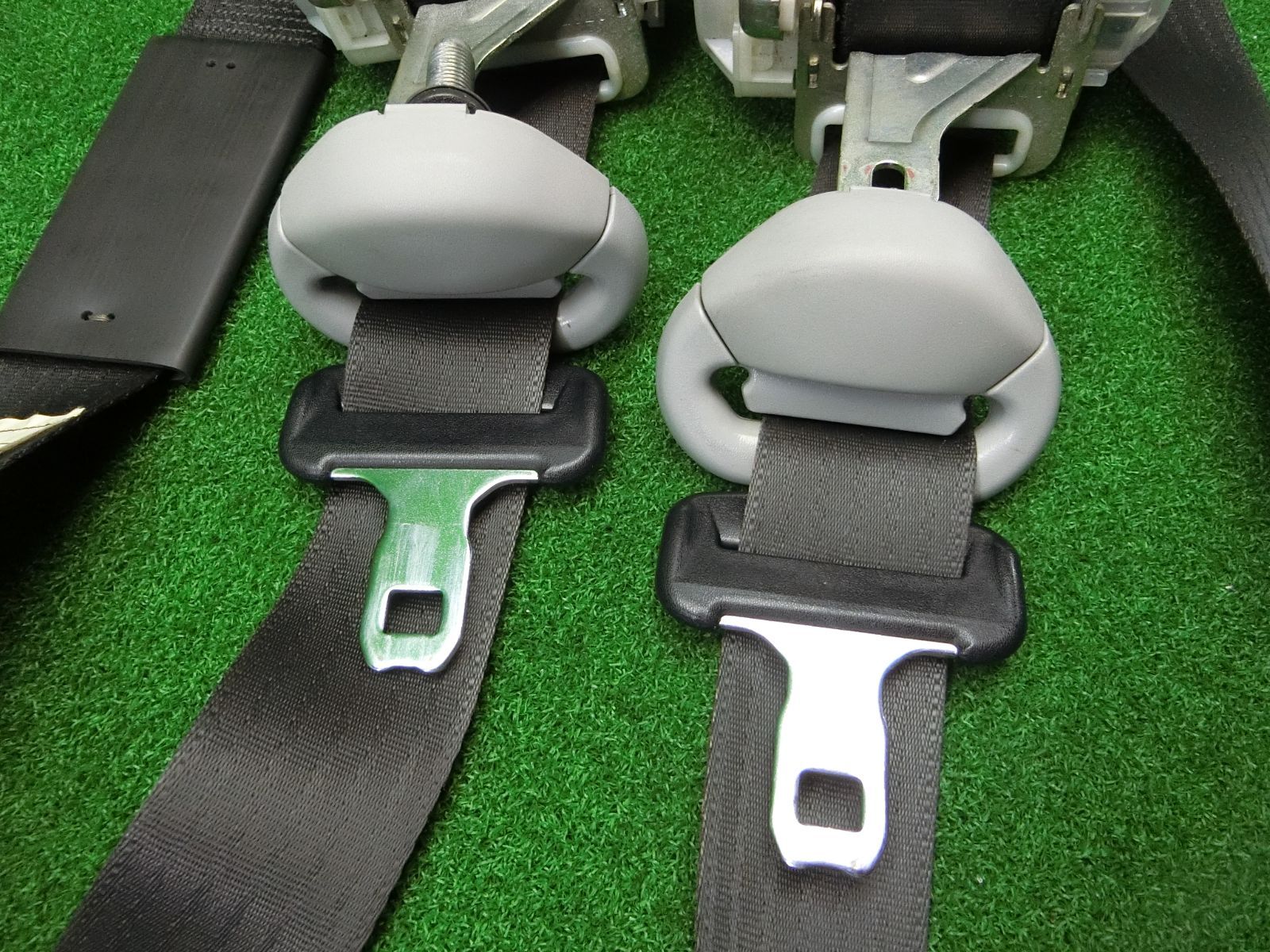 新製品 11114 三菱 ekスポーツ H82W フロント シートベルト 左右セット キャッチ 7R2520-P 7L1390-P