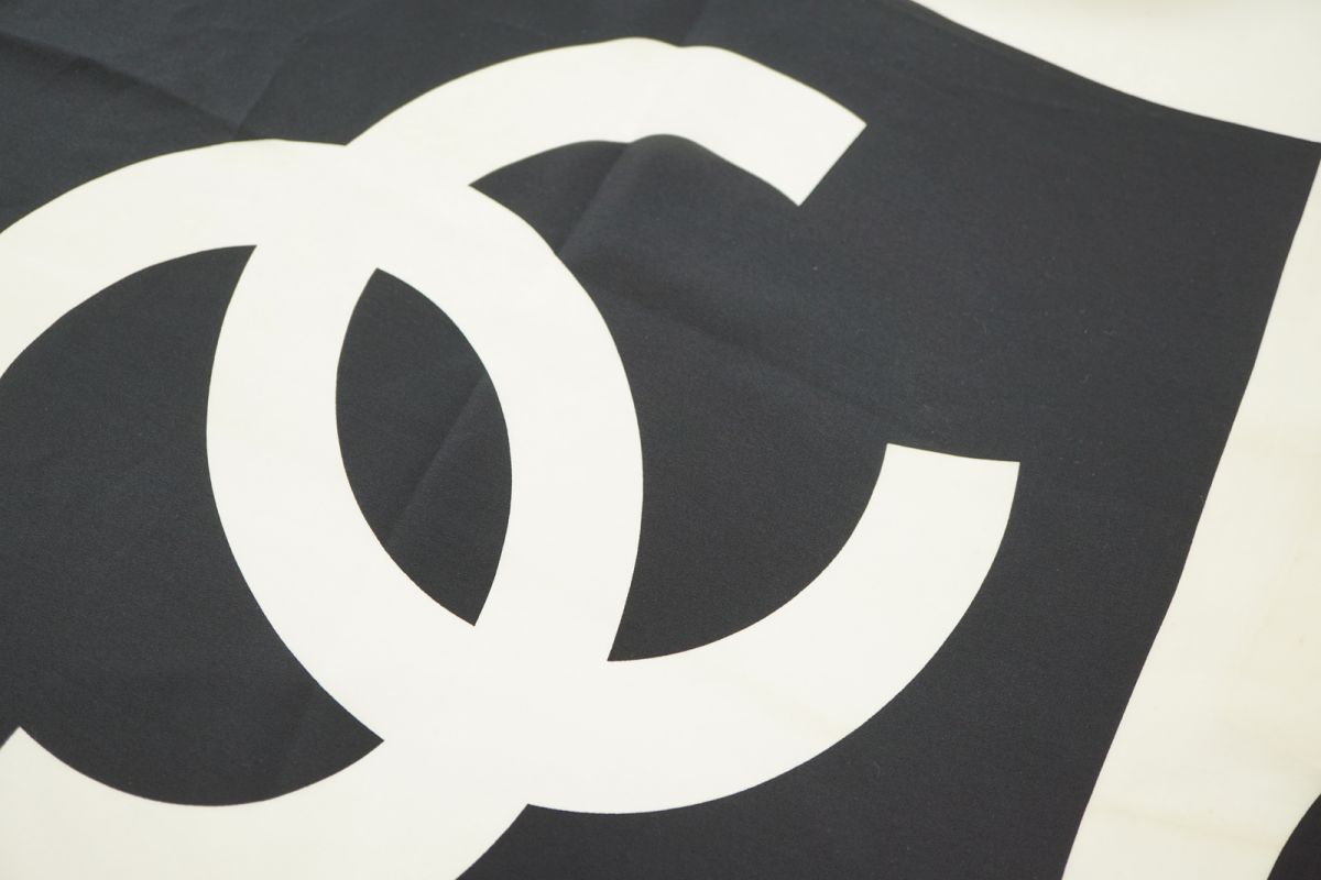CHANEL ココマーク総プリント モノトーン 大判 スカーフ 100cm CHANEL ココマーク総プリント モノトーン 大判 スカーフ 100cm