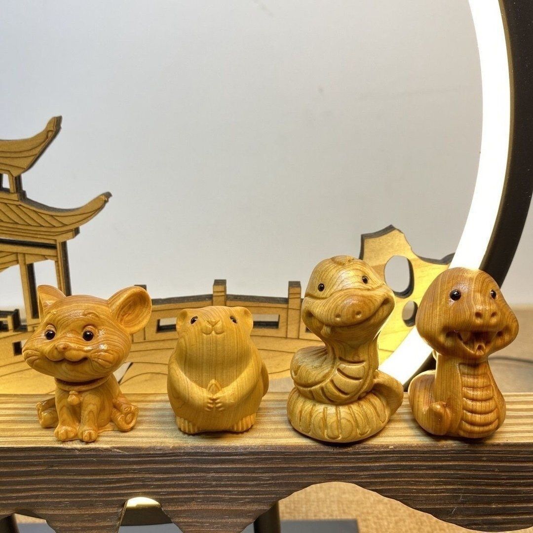 ヒノキは十二支の動物を彫刻する
