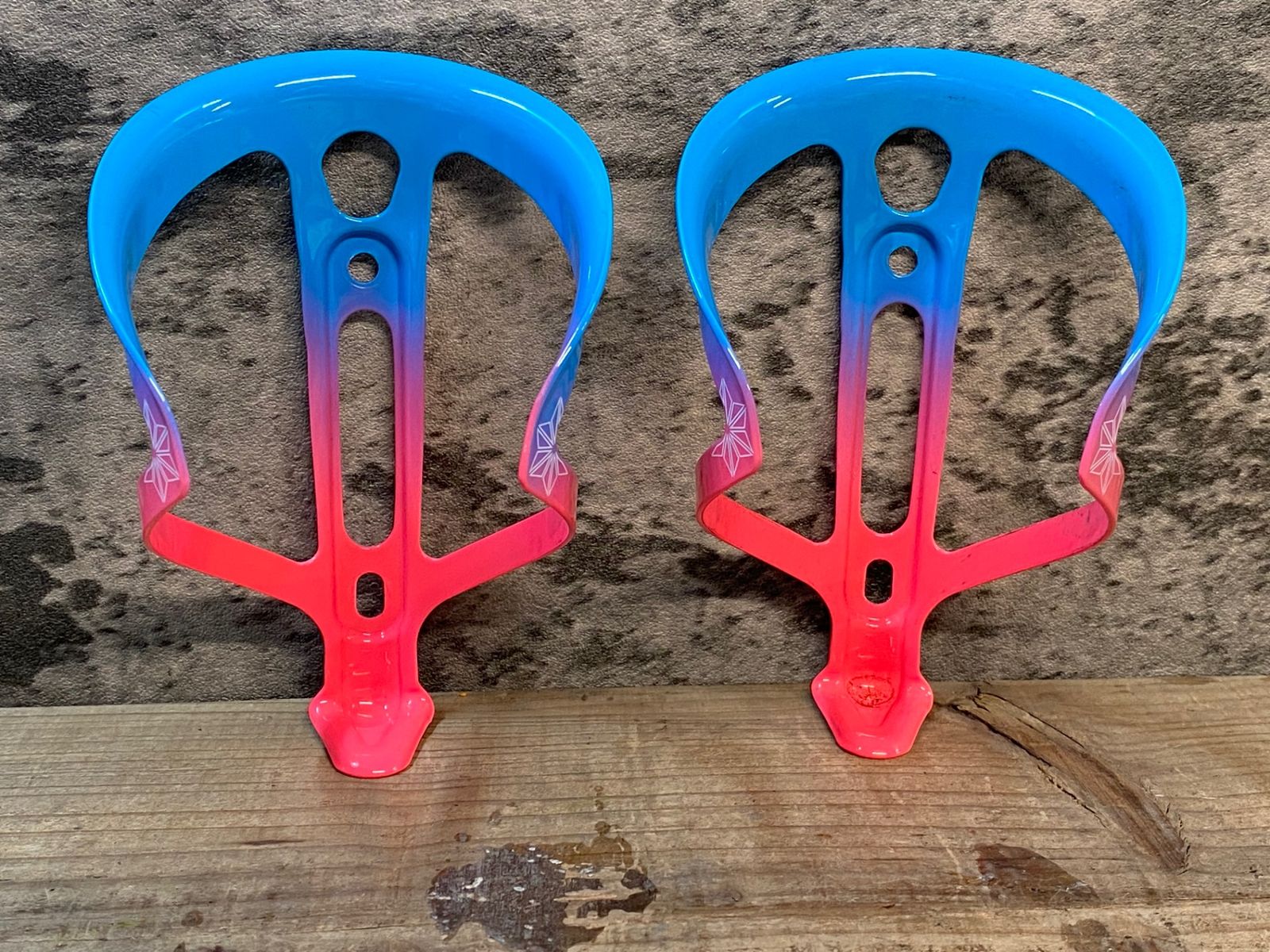 IY298 スパカズ SUPACAZ FLY CAGE ボトルケージ 2個セット Neon Pink