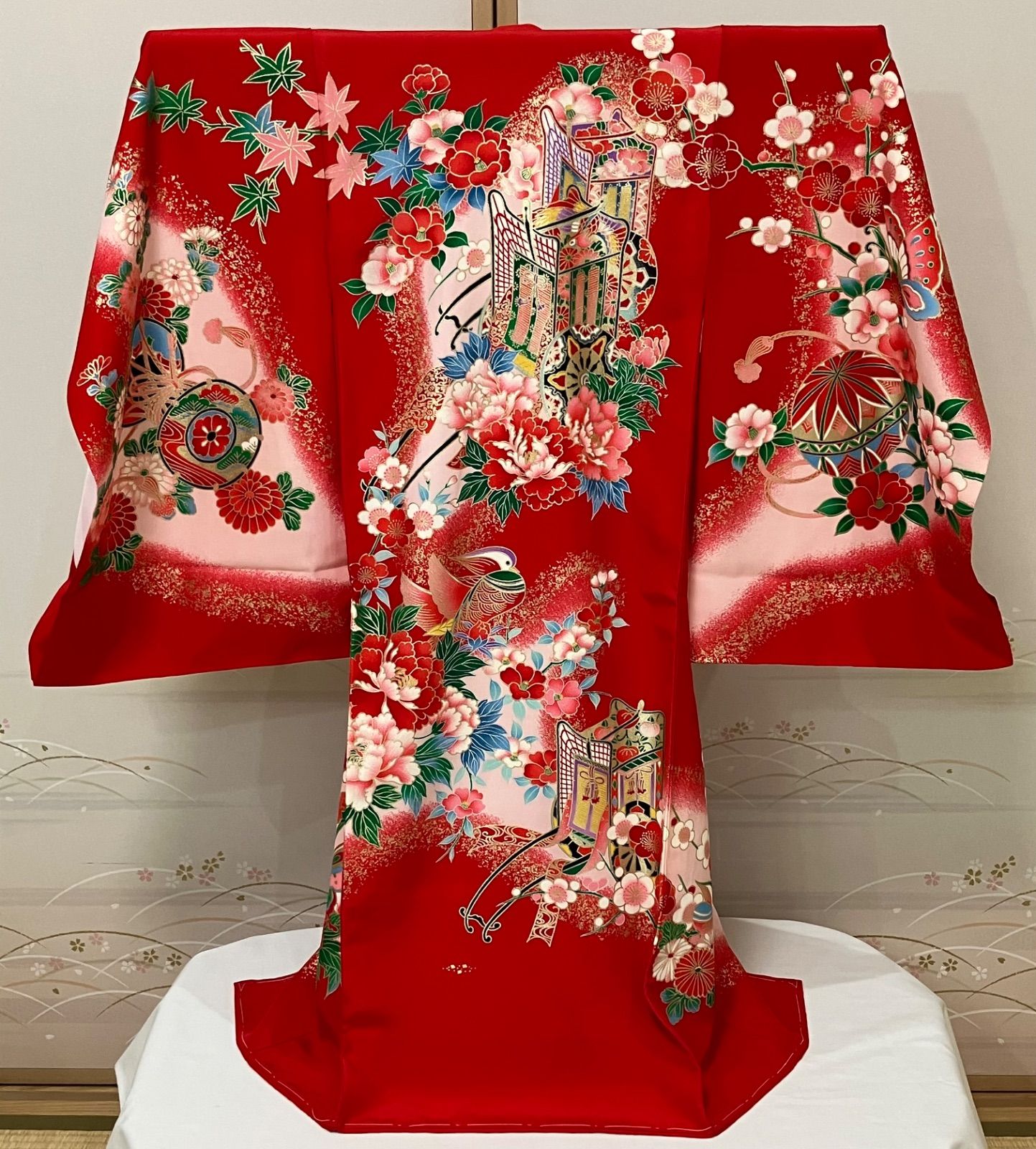 MG1156RE タグ付き 正絹一つ身着物 宮参り着 紐付き 赤 レッド ピンク 御所車 おしどり 花 鼓 鞠 金彩 七五三 0～３歳 女の子 女児 初着 産着 掛け着 小裁ち 熨斗目 赤ちゃん 和装 和柄 和風