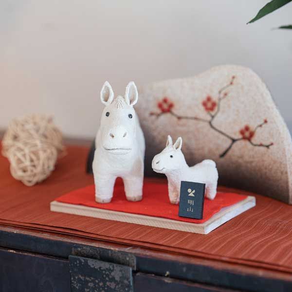 干支置物 迎春うま 親子セット 信楽焼 窯元 陶器 飾り 開運招福 縁起物 和 民芸品 レトロモダン 置物 ドール シリーズ マスコット オブジェ かわいい 十二支 干支 お正月 迎春 白馬 2026年 令和8年 家族 ファミリー NEXPOTALLINN_EU