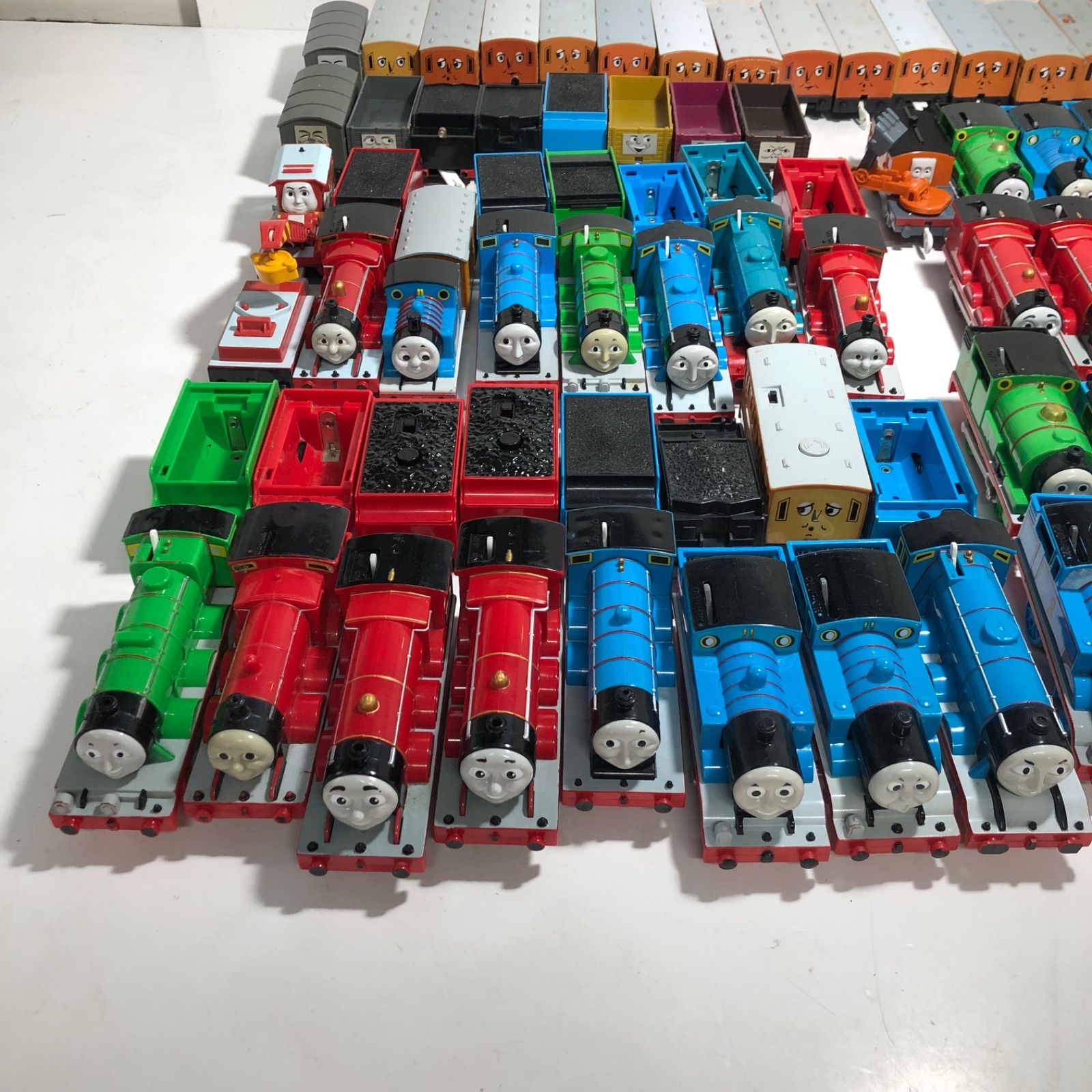 ☆大幅値下げ！ TOMY プラレール 機関車トーマス 列車、貨車 大量 80台 