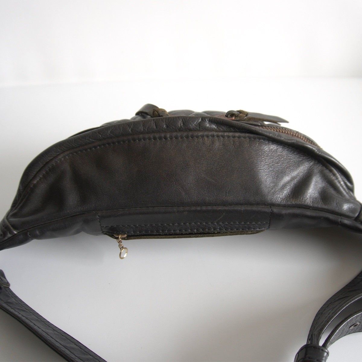 雰囲気抜群 KADOYA HEAD FACTORY レザー ウエストバッグ ブラック ボディバッグ カドヤ 薄手ニット コーデセット