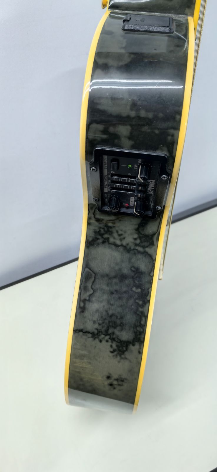 エレクトリックアコースティックギター