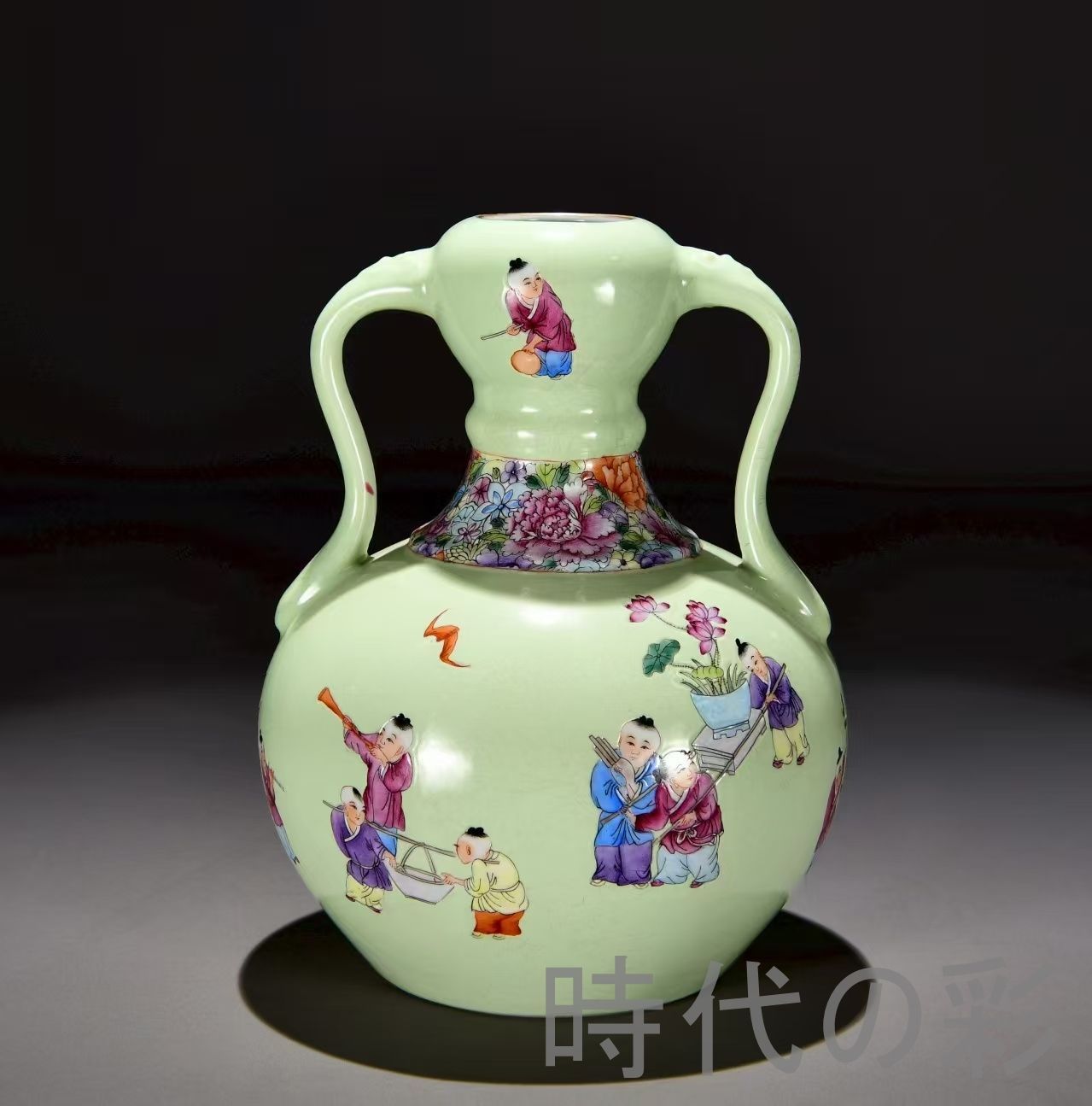 中国古美術 清・乾隆年製 緑地粉彩 春遊図 如意耳 蒜頭瓶 壺 花瓶