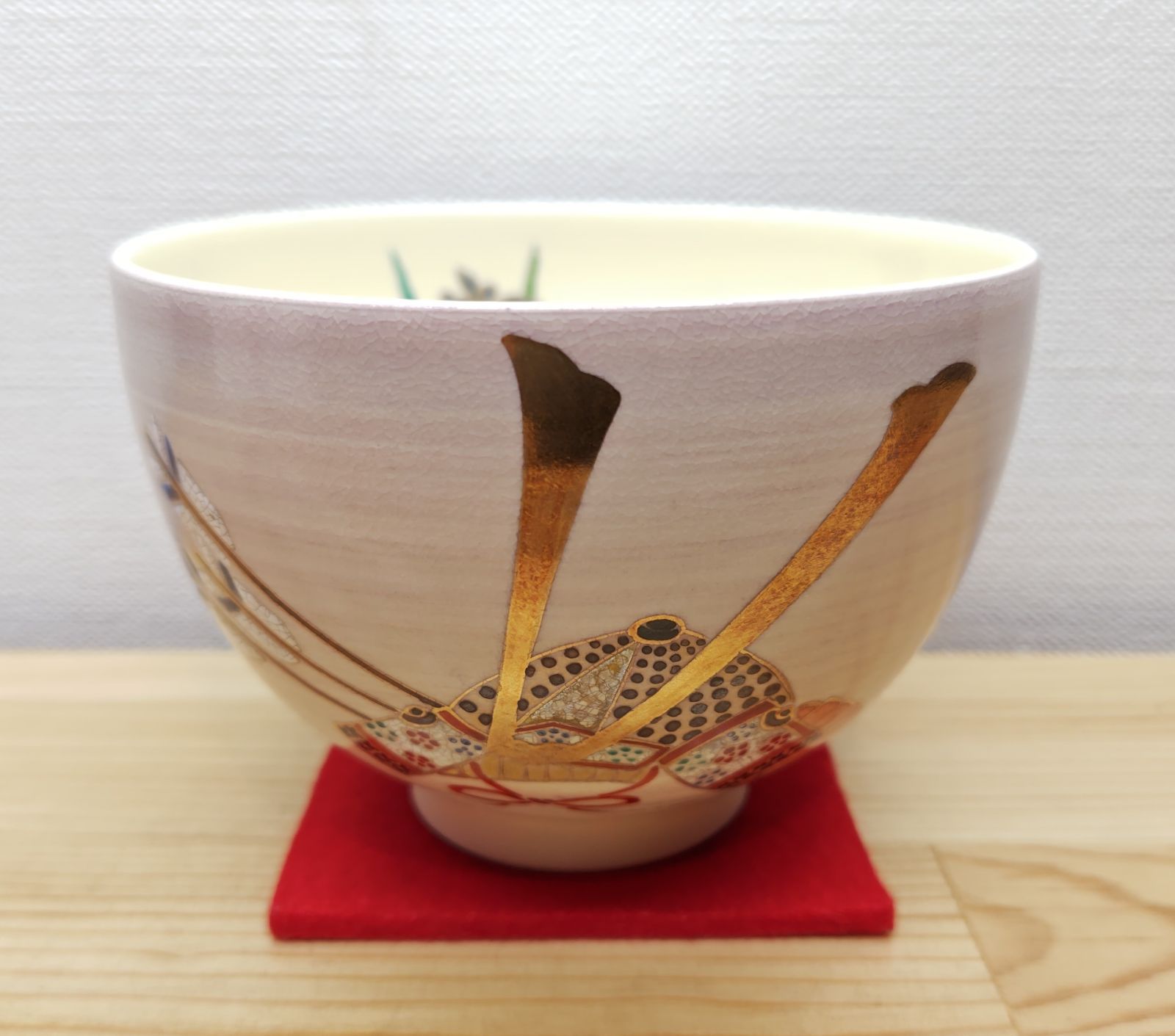 送料込【逢絢亭・新品】茶道具 茶碗 京焼 茶釉 兜の図 見谷福峰 紙箱入り 逢絢亭・新品】茶道具 茶碗 京焼 紫釉 兜の図 見谷福峰 紙箱入り