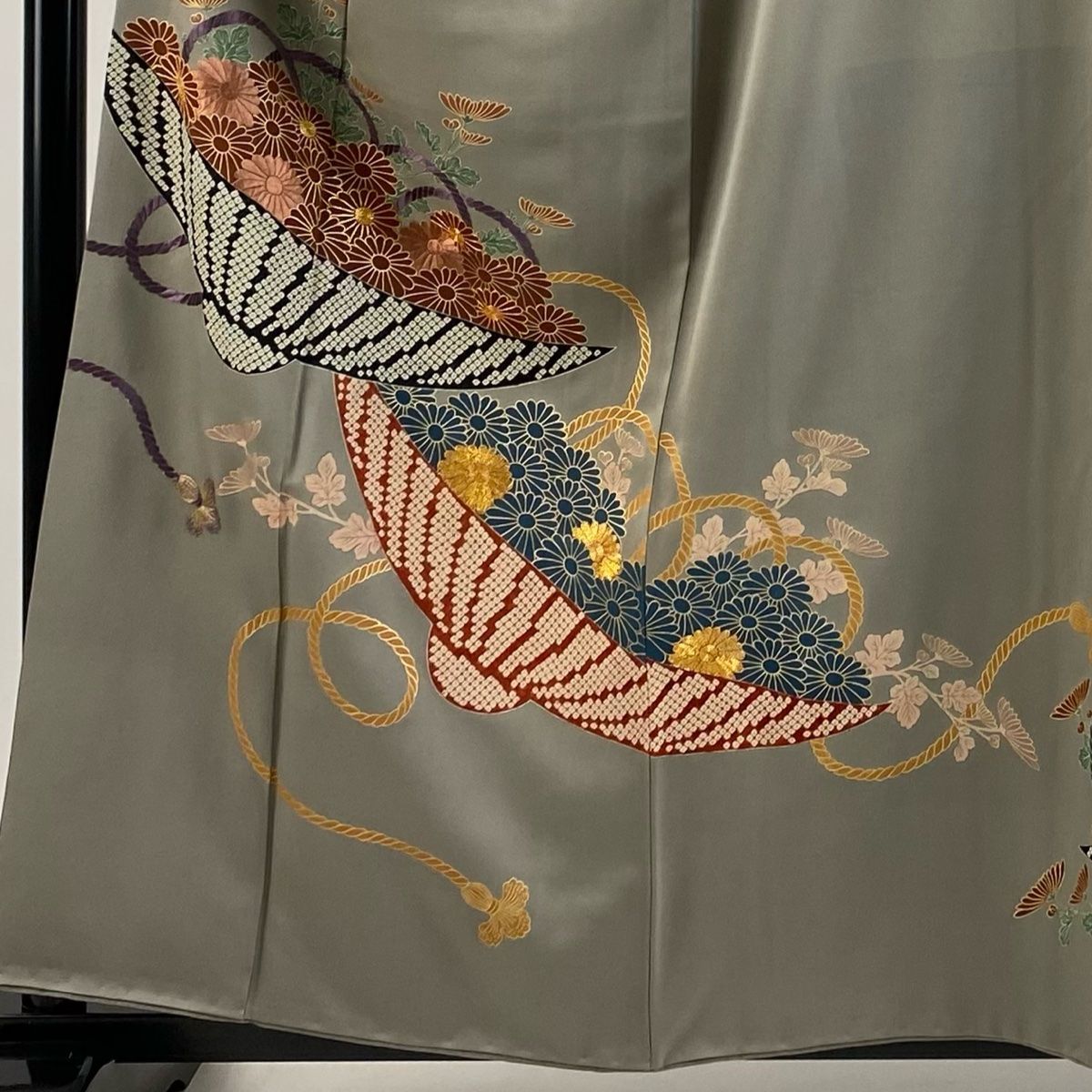 色留袖 身丈158cm 裄丈66.5cm M 袷 和傘 菊 刺繍 金糸 灰茶 正絹 優品 