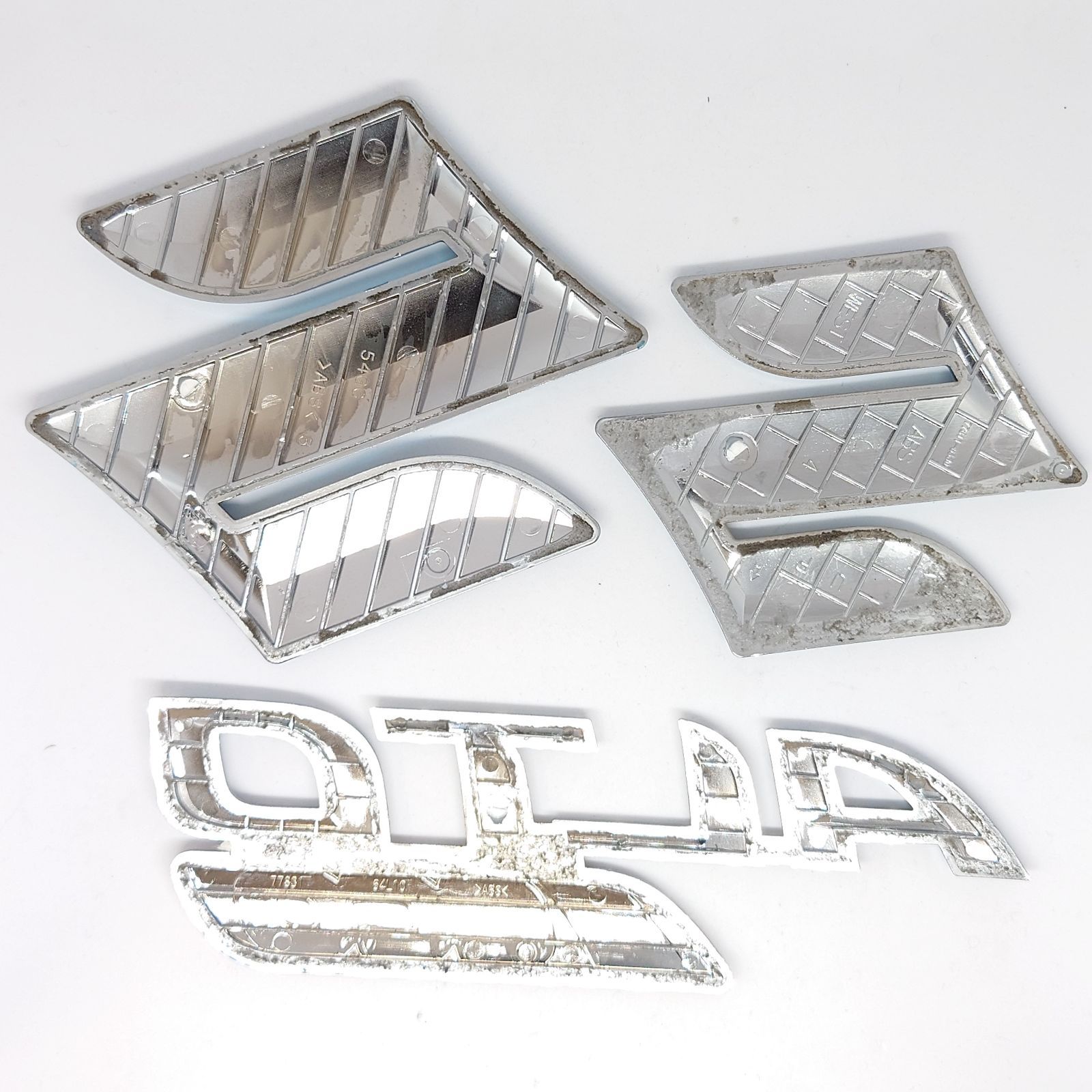 HA35Sアルトエコ純正フロントバンパー 2/3型エンブレム