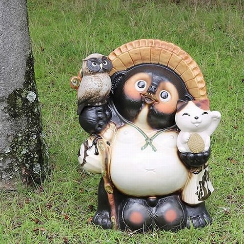 狸の顔 木製お面 伝統的装飾付き 狸の顔 木製お面