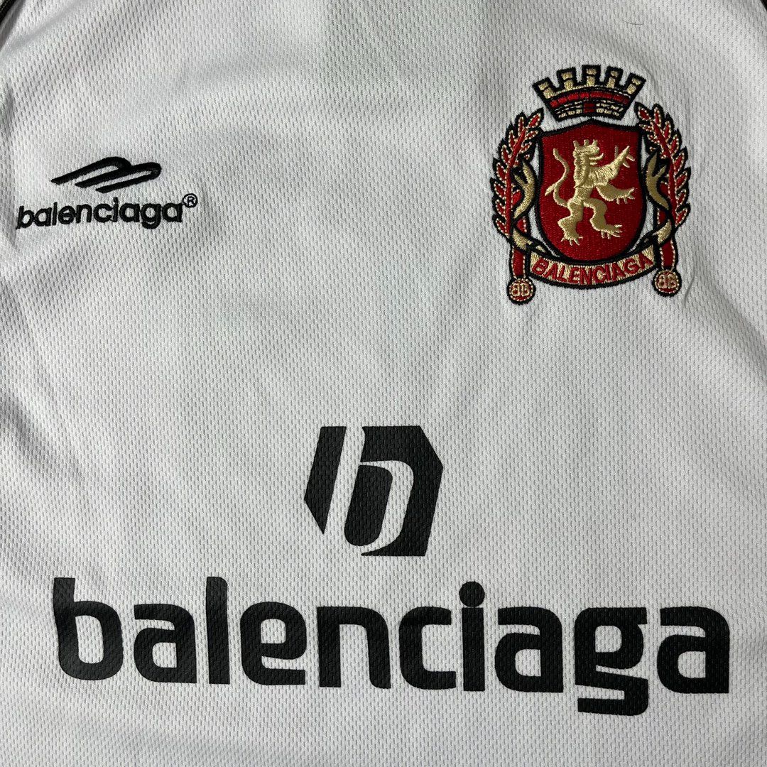 BALENCIAGA バレンシアガ ロゴ&サッカーパッチ Skater Tシャツ Manchester United F.C. x BALENCIAGA スーパーコピー Tシャツ