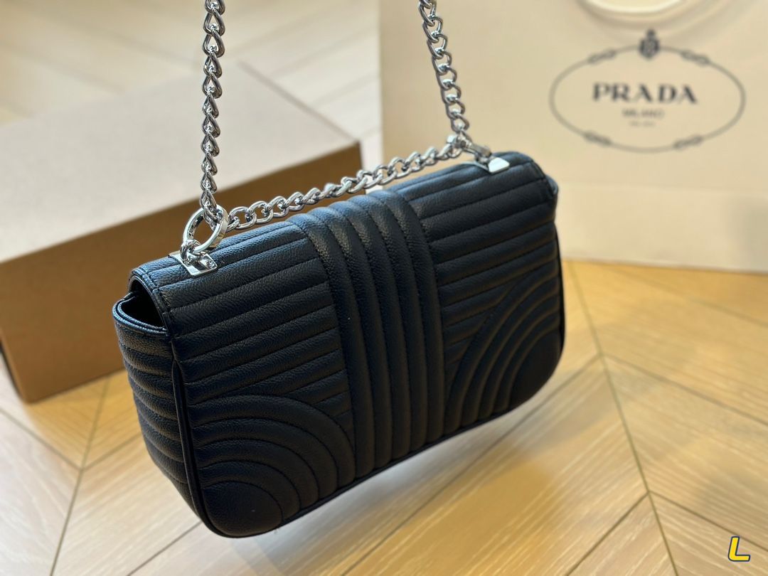 PRADA プラダ ショルダーバッグ  ショルダーバッグ >