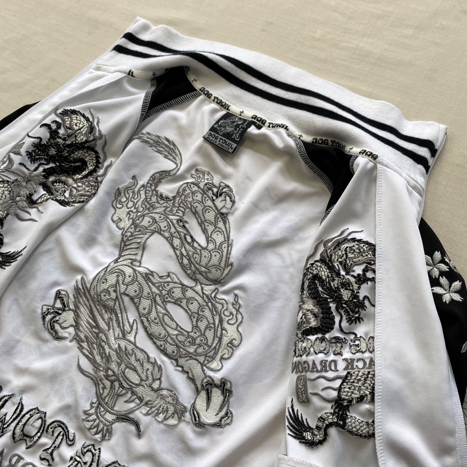 DOG TOWN トラックジャケット 黒龍 ドラゴン 刺繍 ジャージ上 ジップ DOG TOWN ドッグタウン トラックジャケット 刺繍 ブラック