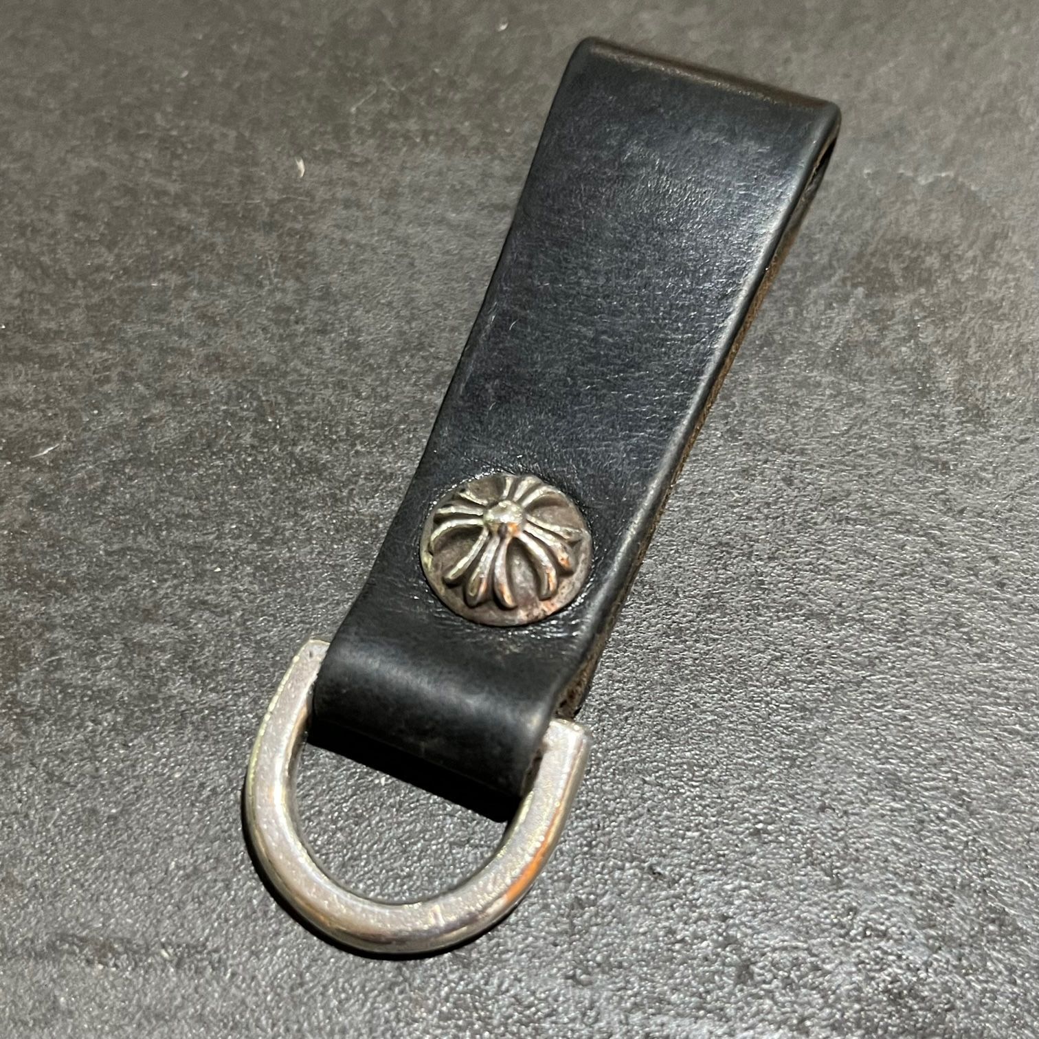 レ*ー様 CHROME HEARTS クロスベルトループ　レザーキーホルダー クロムハーツDキーリングクロスボタンブラックレザー|クロム