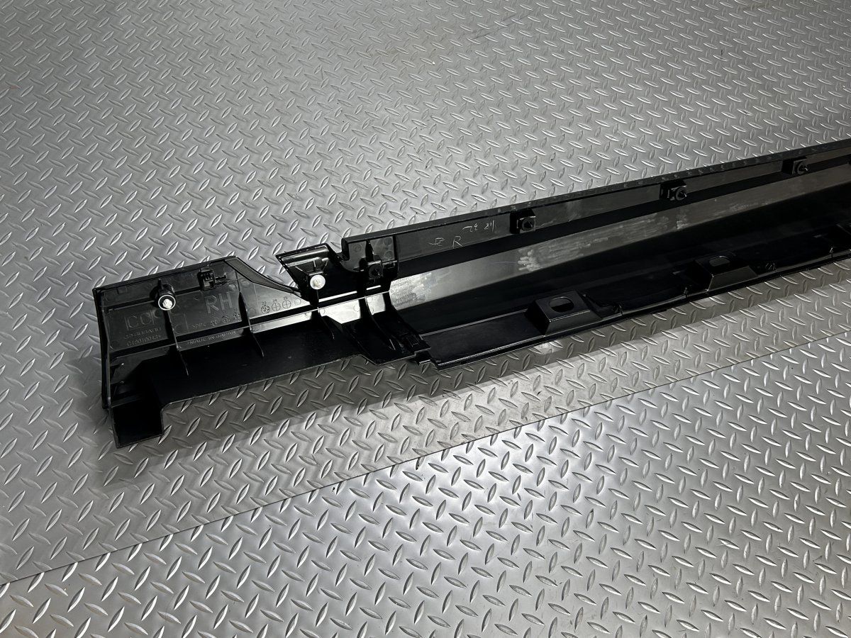 新車外し】ZN8トヨタGR86/ZD8スバルBRZ 純正サイドステップ右 黒メタ