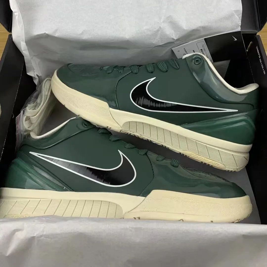 新品未使用 ナイキ UNDEFEATED x Nike Zoom Kobe 4 Protro Dark Green Bucks スニーカー