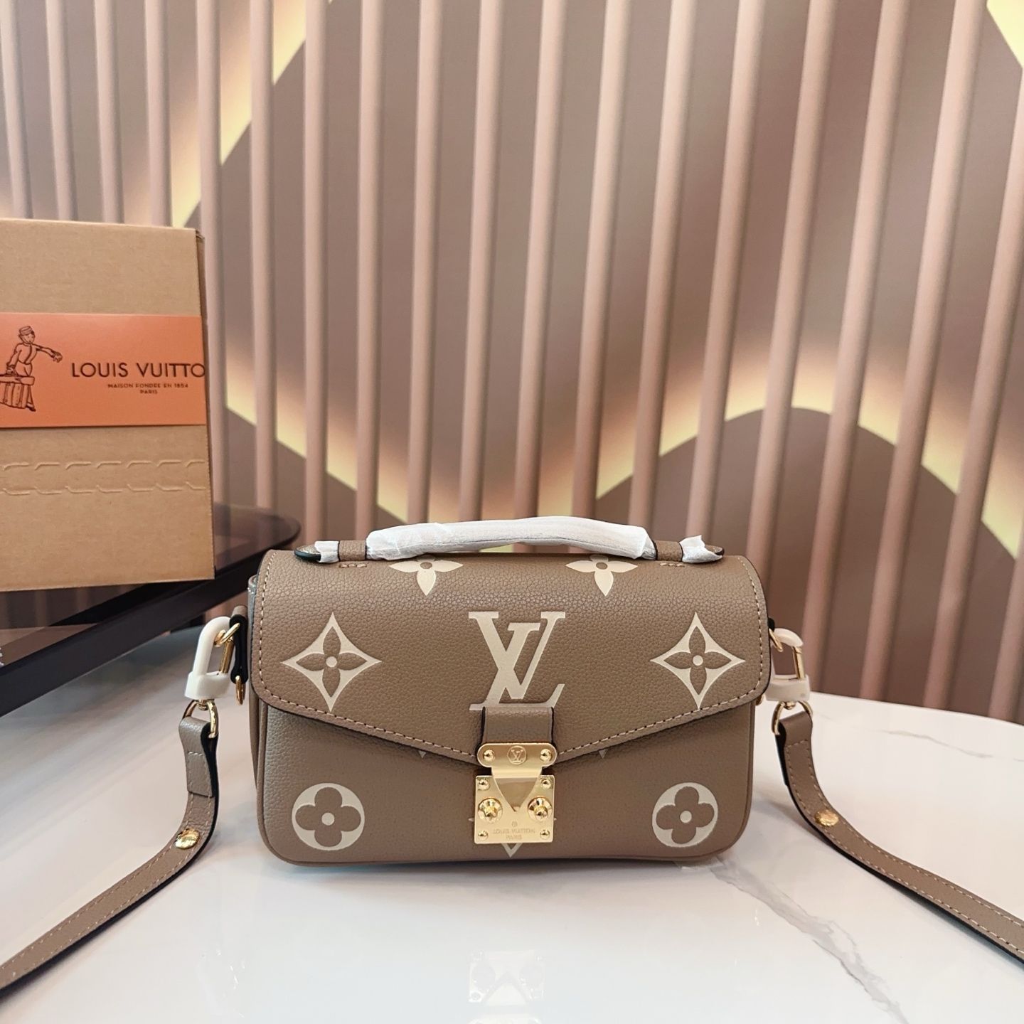 最終値下げ☆極美品☆LOUIS VUITTON バンドー ギフト箱&ショッパー付 最終値下げ☆極美品☆LOUIS VUITTON バンドー ギフト箱