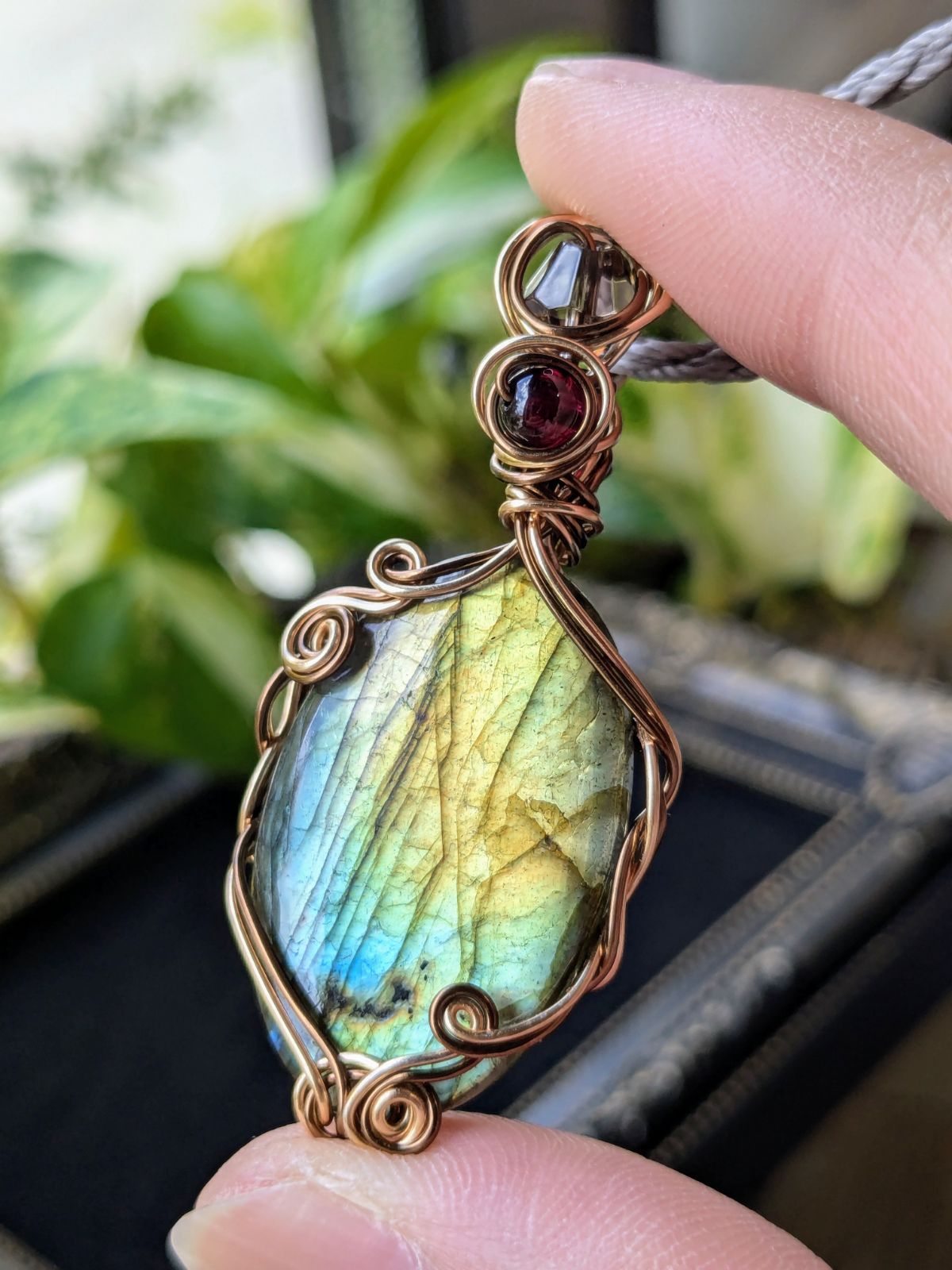 ブルーラブラドライト ペンダントトップ ワイヤーラッピング お守り天然石