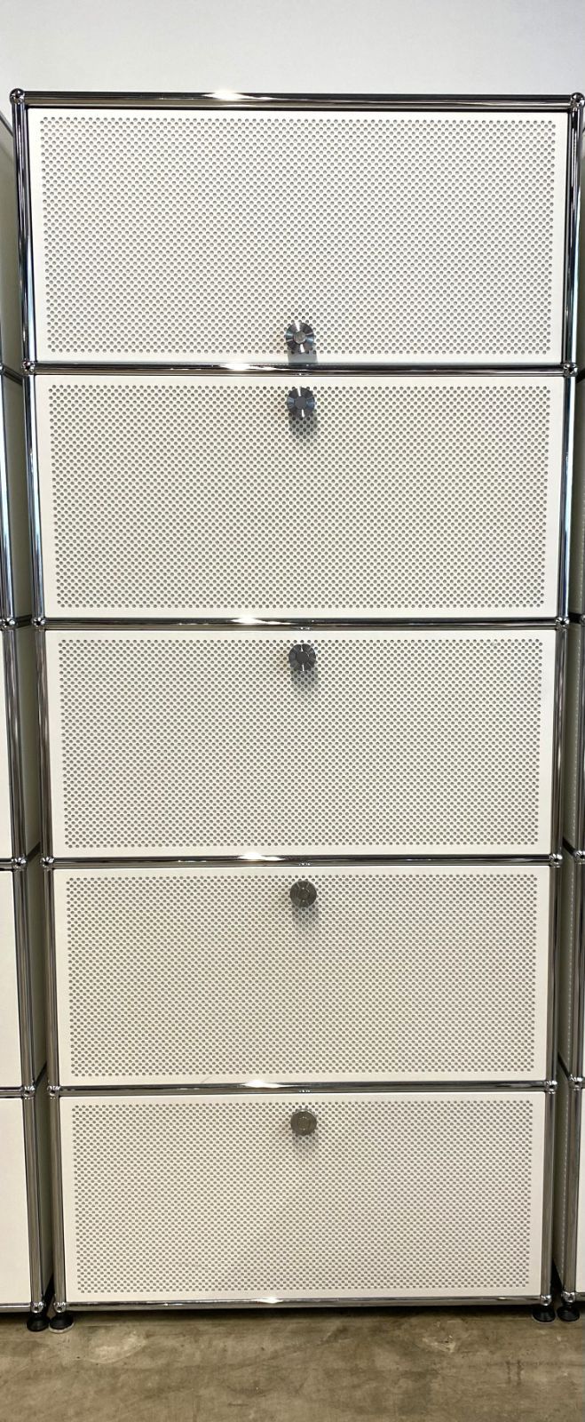 正規品 デットストック 非売品 USMハラー キャビネット 1列5段 メッシュパネル ホワイト 白 モジュール家具 収納棚 オフィス家具 デスク収納 ギャラリー向け デザイン家具 生産終了モデル