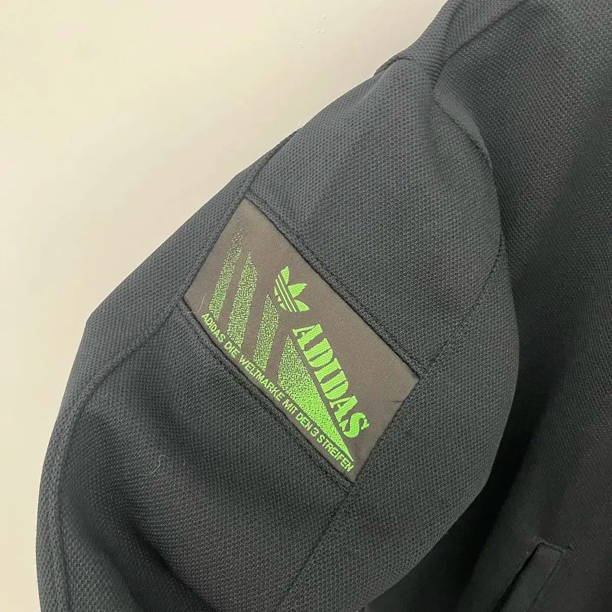 adidas アディダス 黒 トラックトップス 蛍光 ポイント