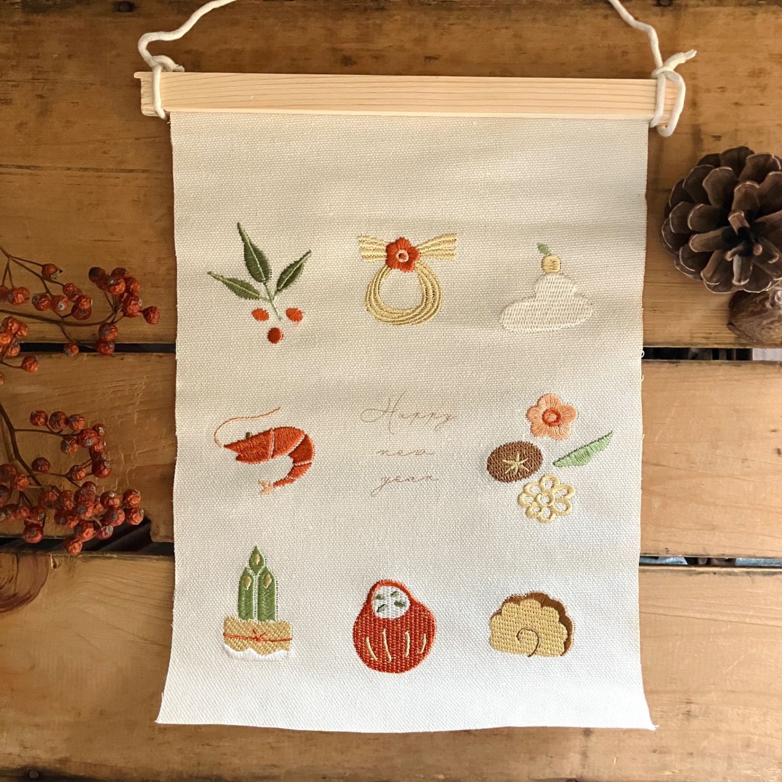 おせち 刺繍タペストリー 正月飾り 縁起物 壁掛け ミニ鏡餅 南天