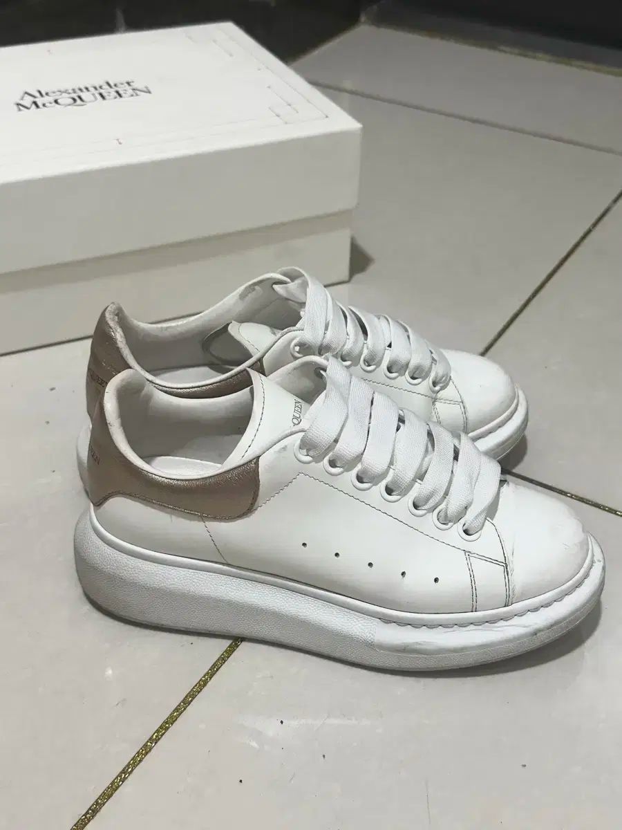 アレキサンダーマックイーン ゴールド オーバーソールスニーカー ゴールド（金色）系 alexander mcqueen Oversized Sneaker
