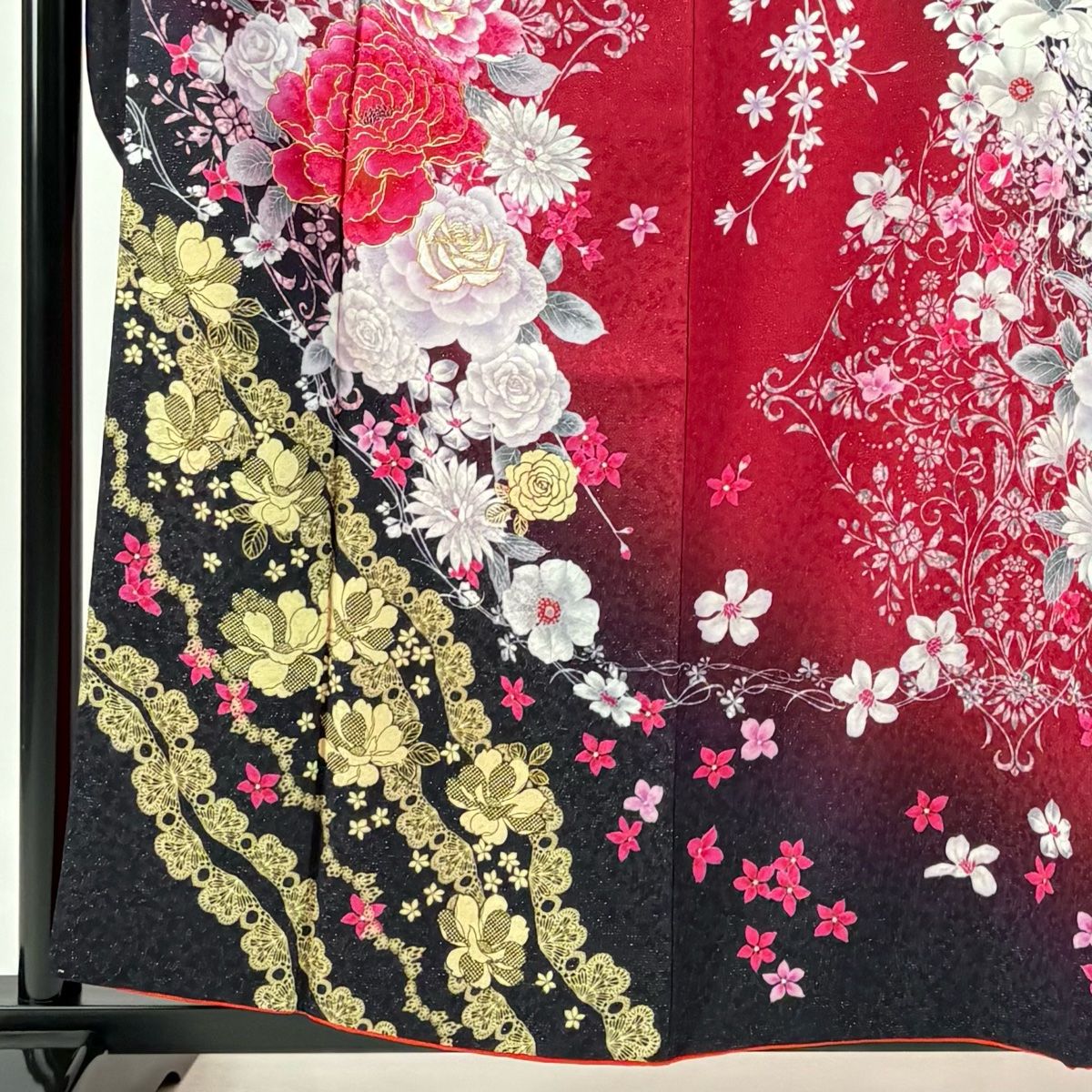¨̮⃝ ガーリー 薔薇文様 正絹 縮緬 身丈161 セミアンティーク 振袖 身丈159.5cm 裄丈66cm M 袷 薔薇 草花 箔 銀通し クリーム