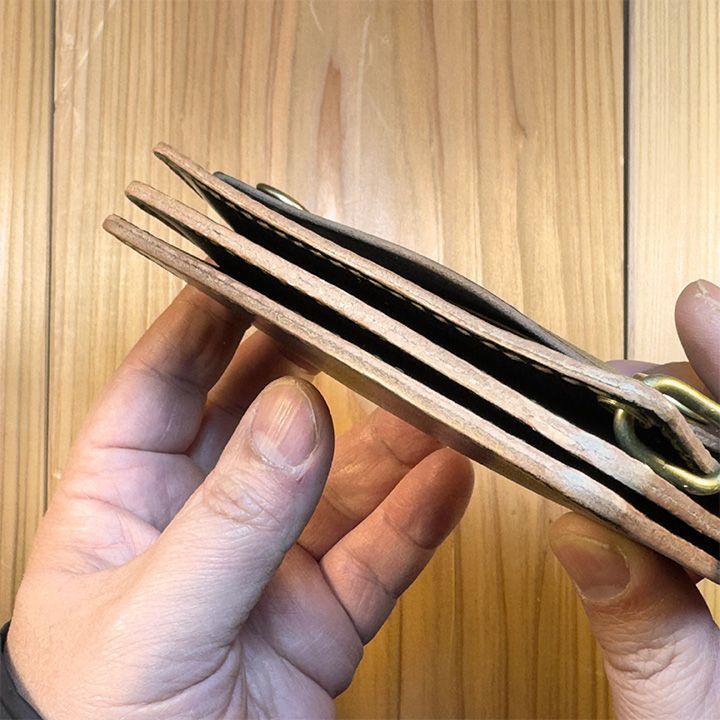 昭南本ヌメ 丘染めブラック（茶芯）ショートトラッカーウォレット