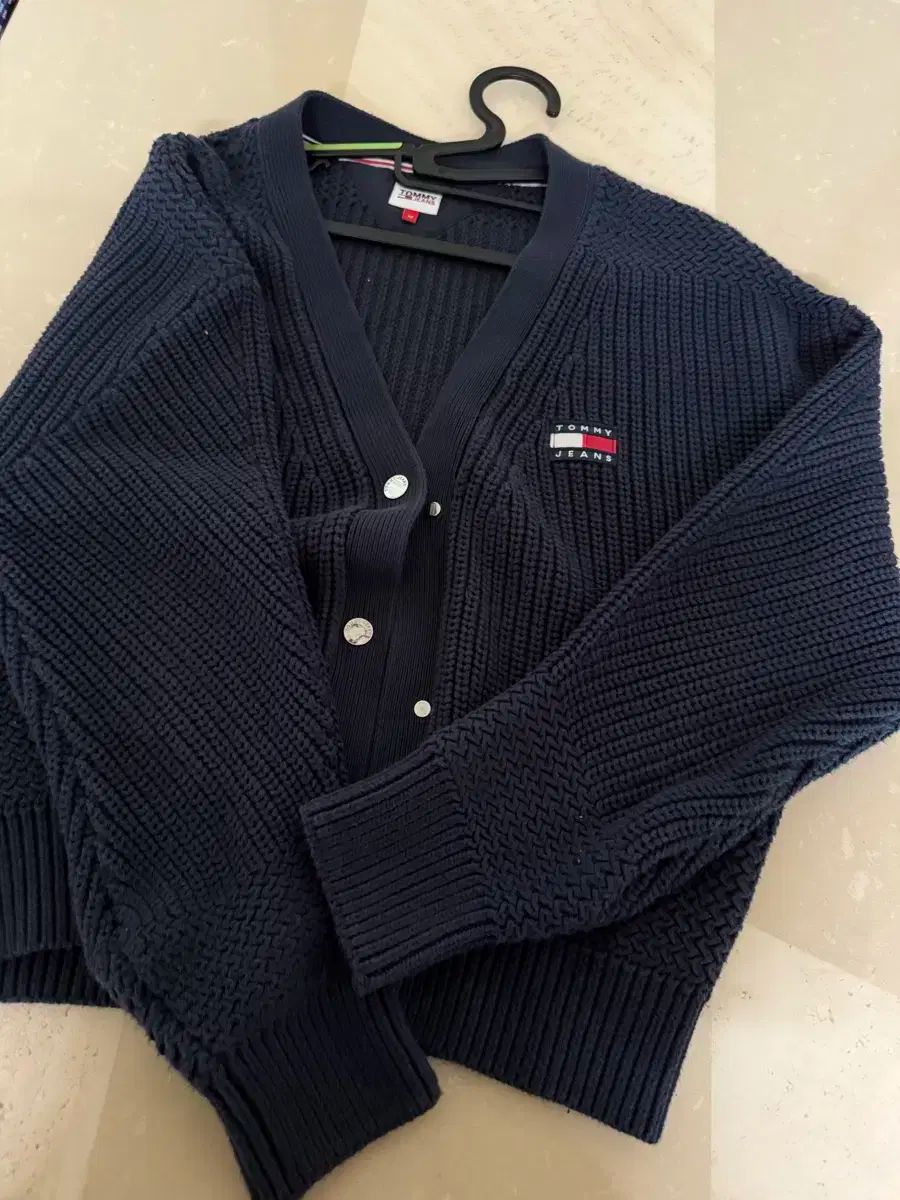 TOMMY JEANS トミー ジーンズ バッジ カーディガン