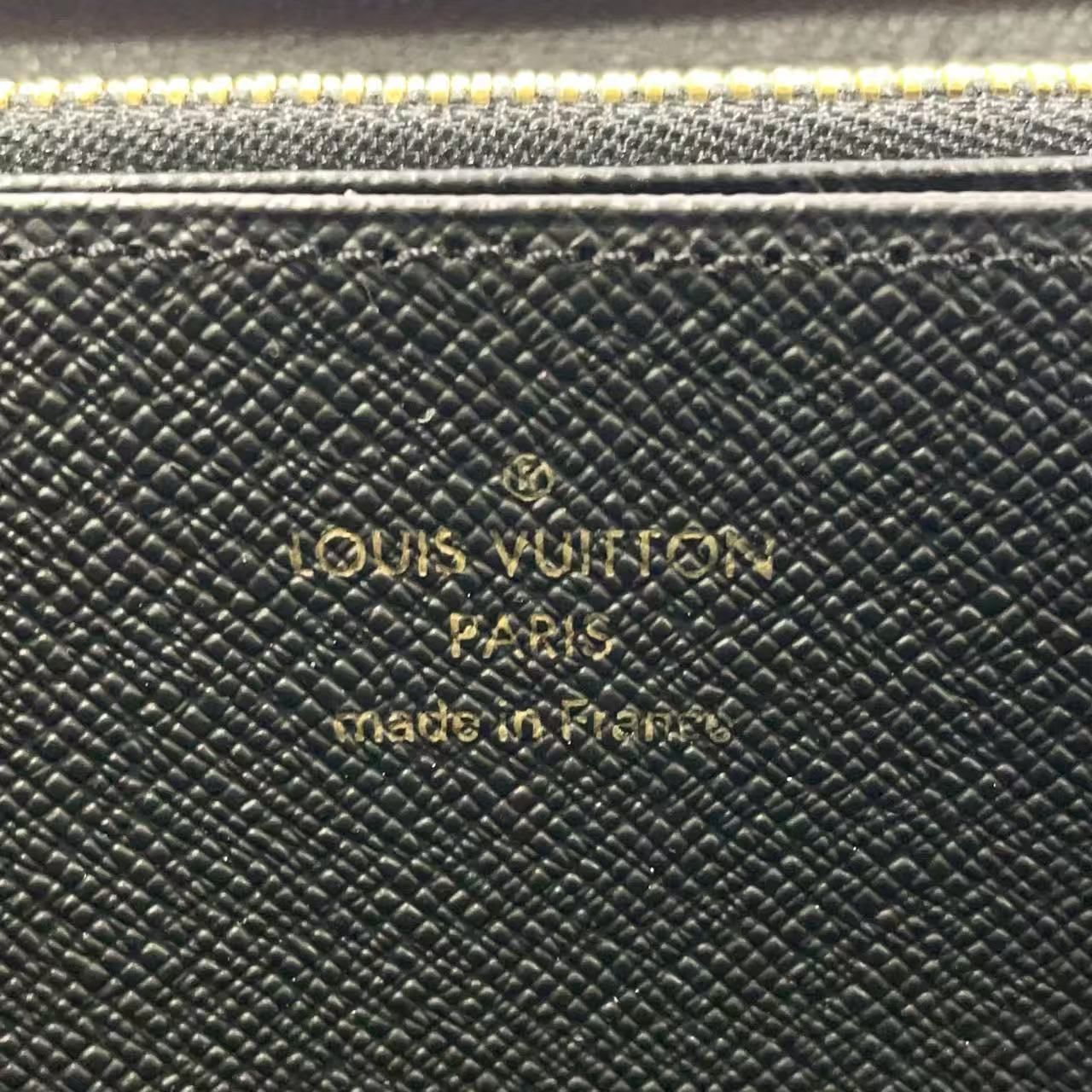 VUITTON ジッピーウォレット