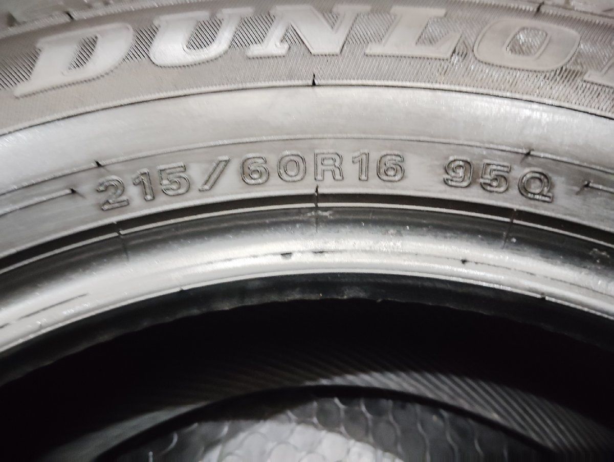 走行短め DUNLOP WINTER MAXX WM02 215/60R16 16インチ スタッドレス 2本 22年製 マークX エスティマ ヴェゼル等　(KTM026)