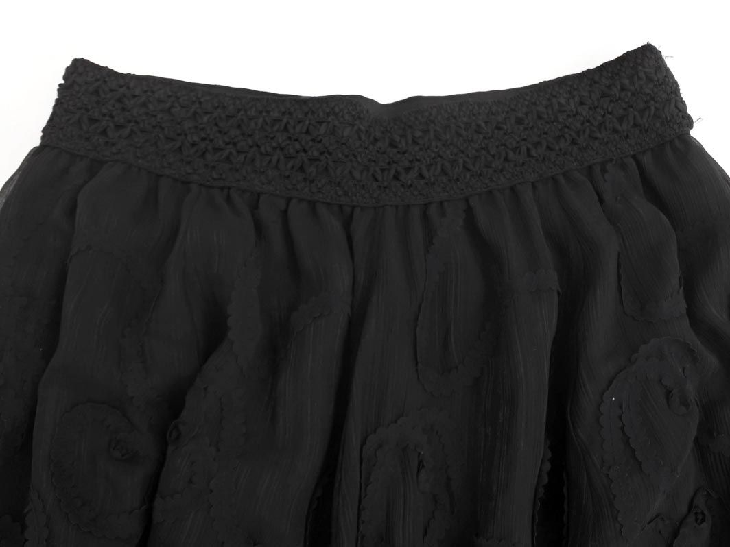 TO BE CHIC トゥービーシック　黒　スカート 　装飾　38 新品！TO BE CHIC トゥービーシック ビジューボタン スカート 黒