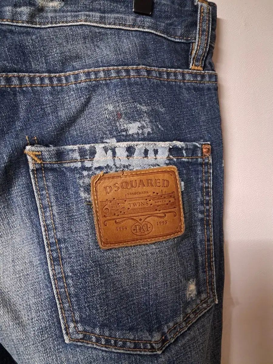 ダメージウォッシュデニムジーンズ