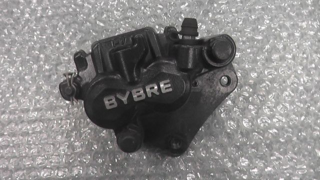 ジグサー250 ED22Y-101xxx の フロントキャリパー 1759895904