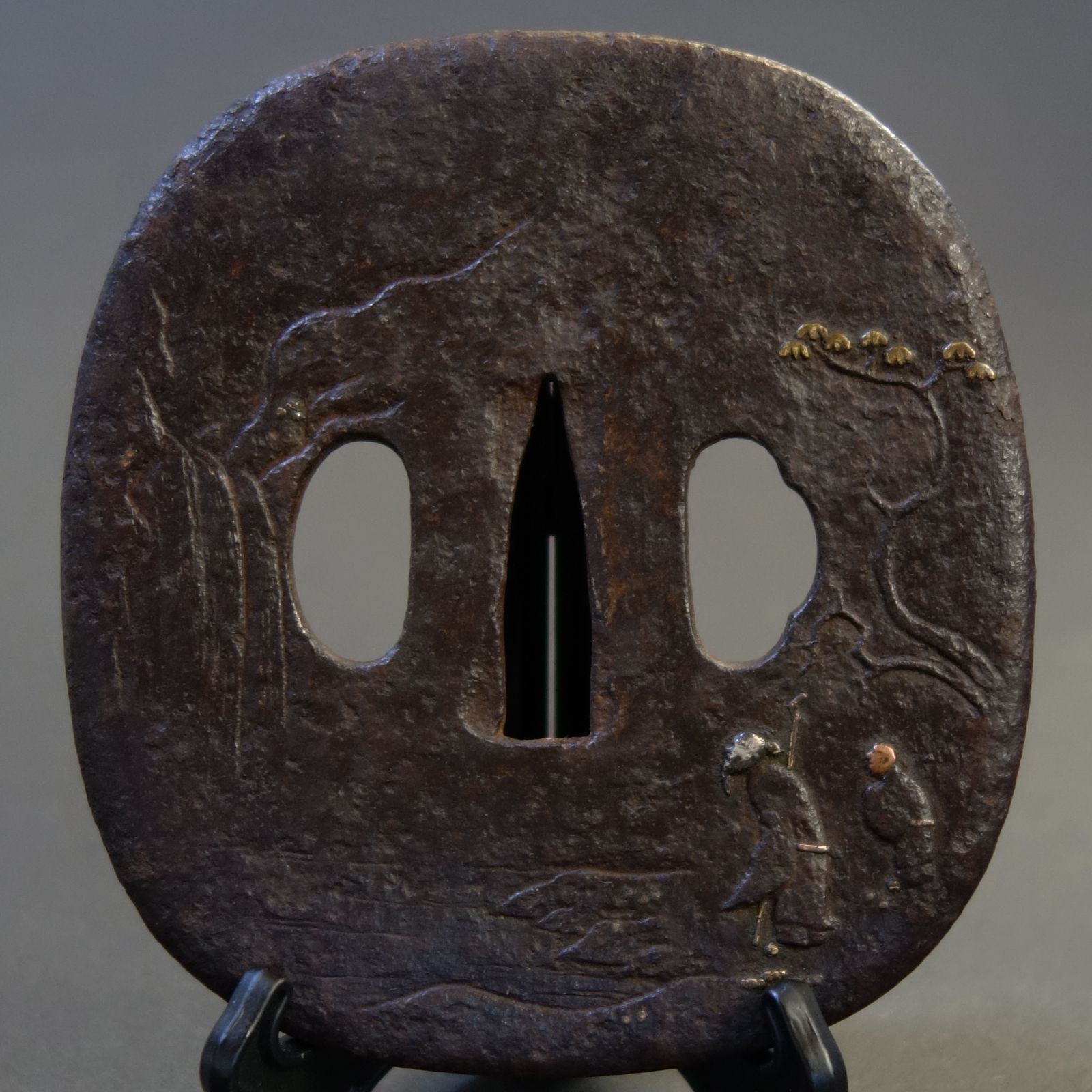 鍔 鉄地 鋤出彫 象嵌 高士観瀑図鍔 日本刀 刀装具 鐔 骨董 古美術 Ac25071808