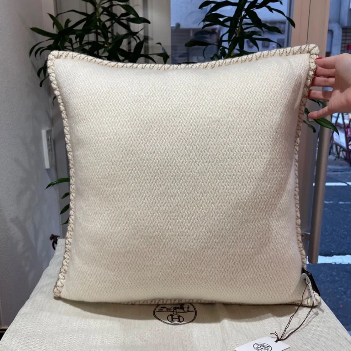 新品】【未使用品】HERMES エルメス H ピタゴラス カシミア100％ サーブル×ブレ ブラウン×グレー×ホワイト 23AW クッション インテリア  小物 座布団 ホームグッズ 雑貨 レディース 女性用 ブランド プレゼント ギフト 希少 レア - メルカリ