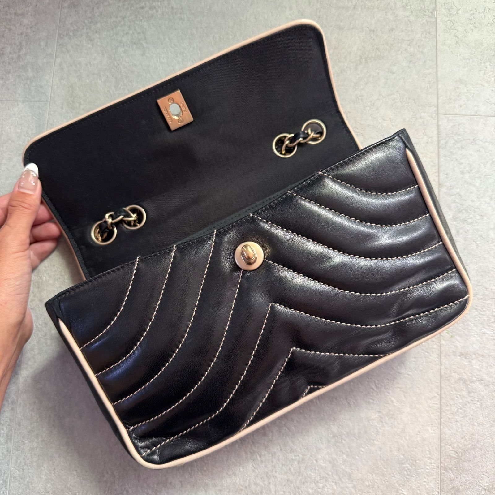 希少 シャネル シェブロン ターンロック Wチェーンショルダーバッグ