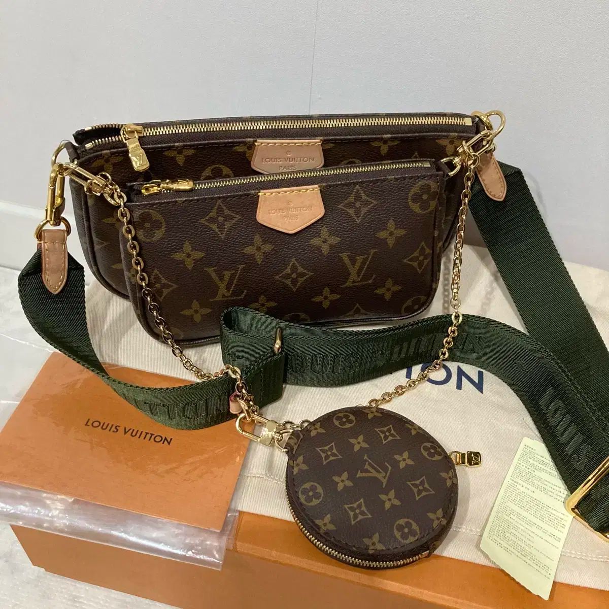 ルイヴィトン マルチ ポシェット アクセソワーズ カーキ