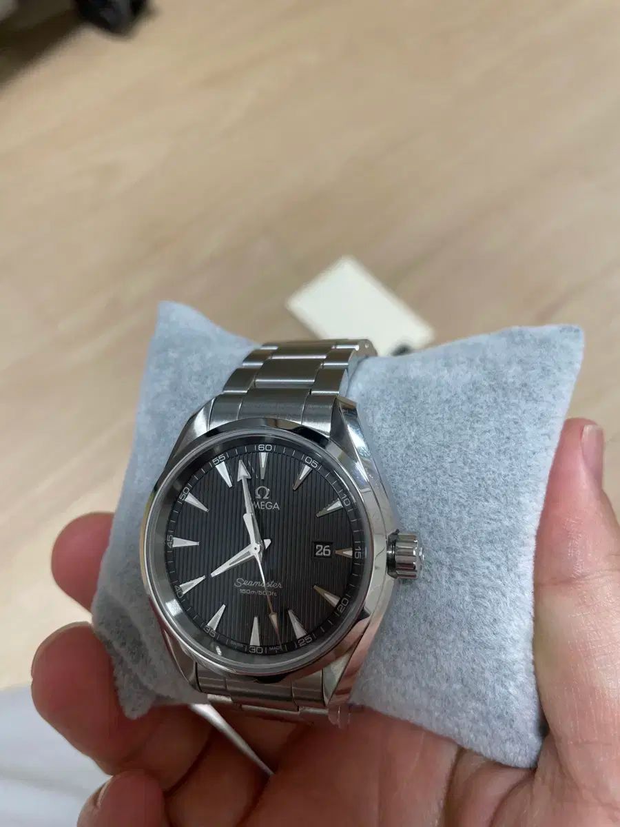OMEGA オメガ アクアテラ 灰色がかった エンボス加工 クォーツ