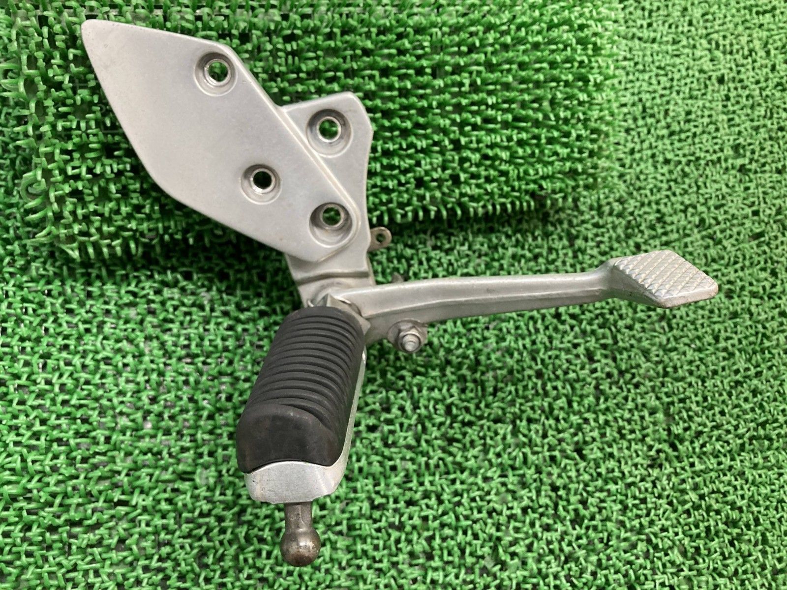 XJR1200 ステップ 右 4KG ヤマハ 純正 バイク 部品 メインステップ ペグ ブレーキペダル 修復素材に 曲がり無し tJ