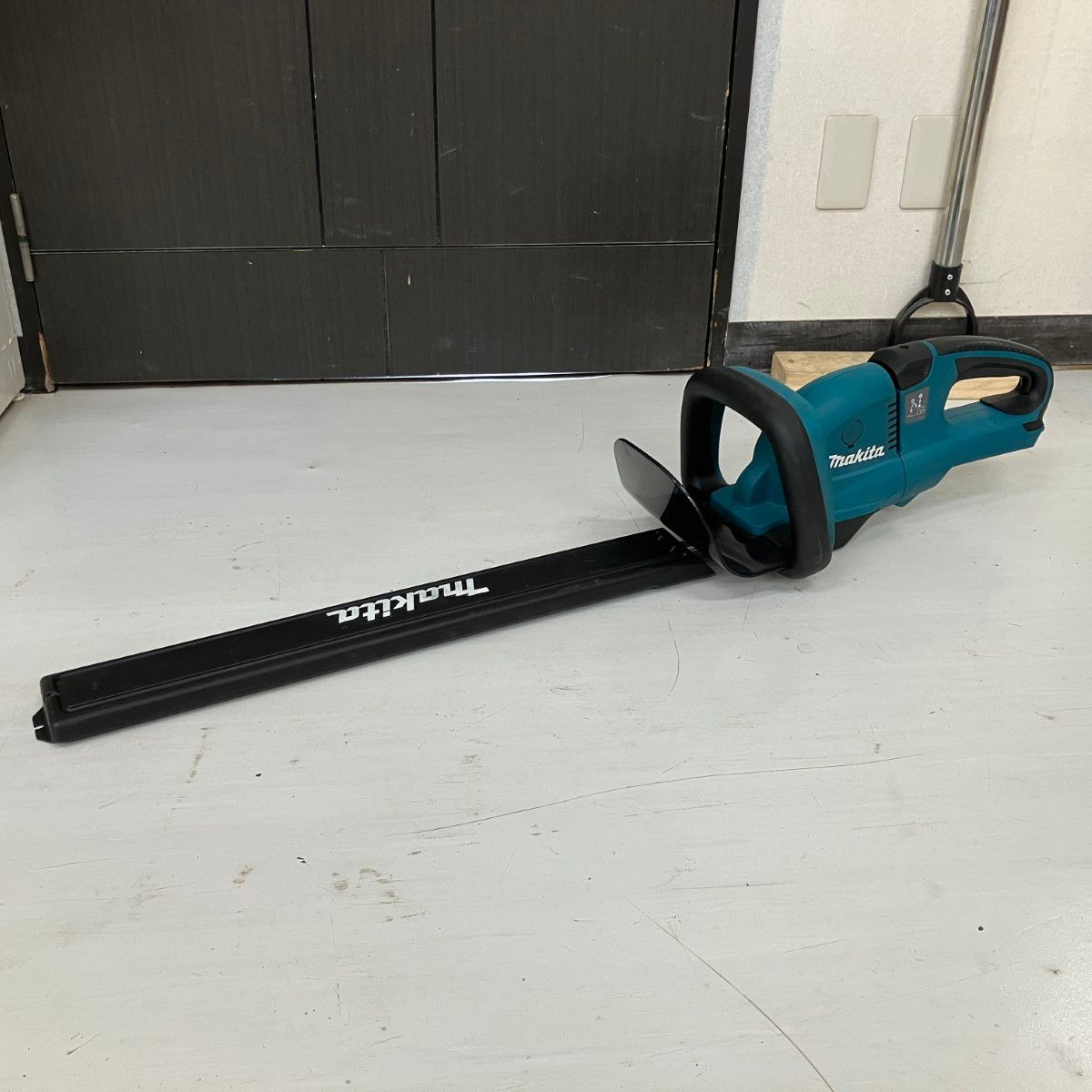 ЗЗMAKITA マキタ 36v 550mm 充電式ヘッジトリマ バッテリーx2 充電器付 MUH550D ブルー