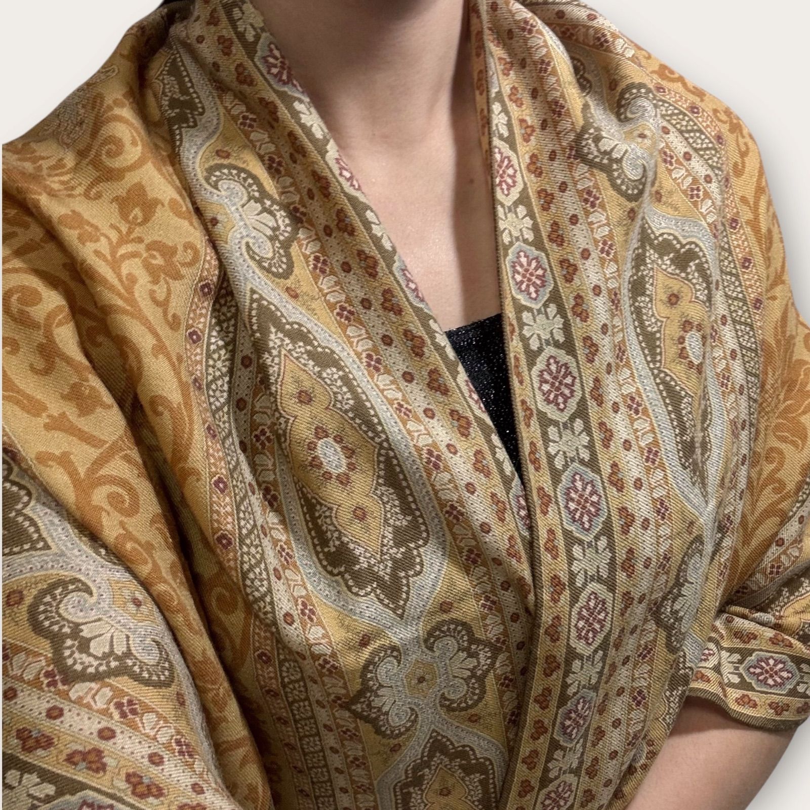 【極美品】ETRO ショール 135×135 ペイズリー ウール70 シルク30 極美品！ETRO エトロ ペイズリー柄 ストール スカーフ ショール