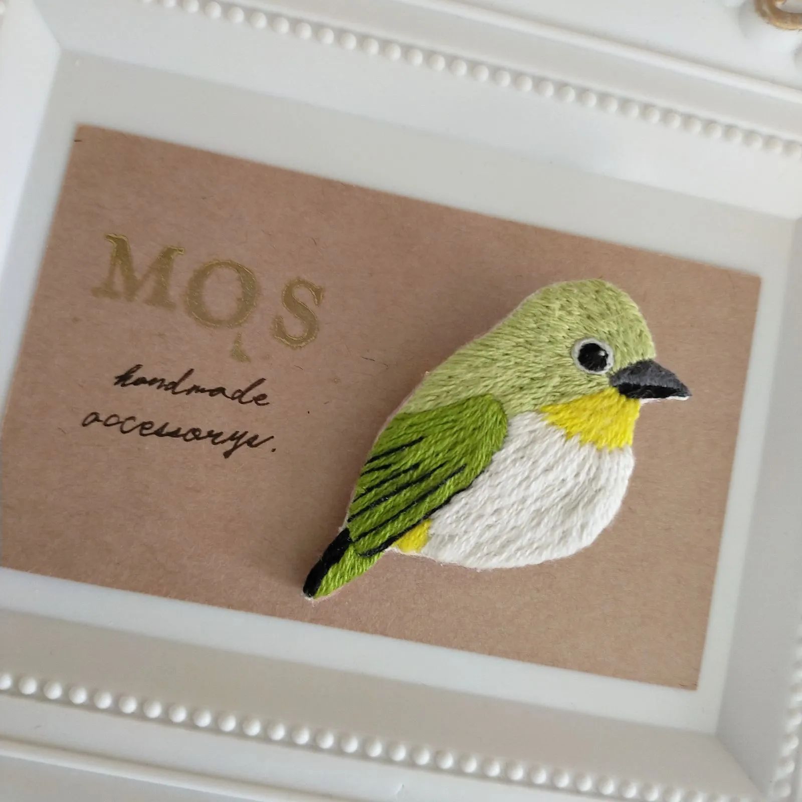 手刺繍ブローチ 野鳥 メジロ - コサージュ/ブローチ