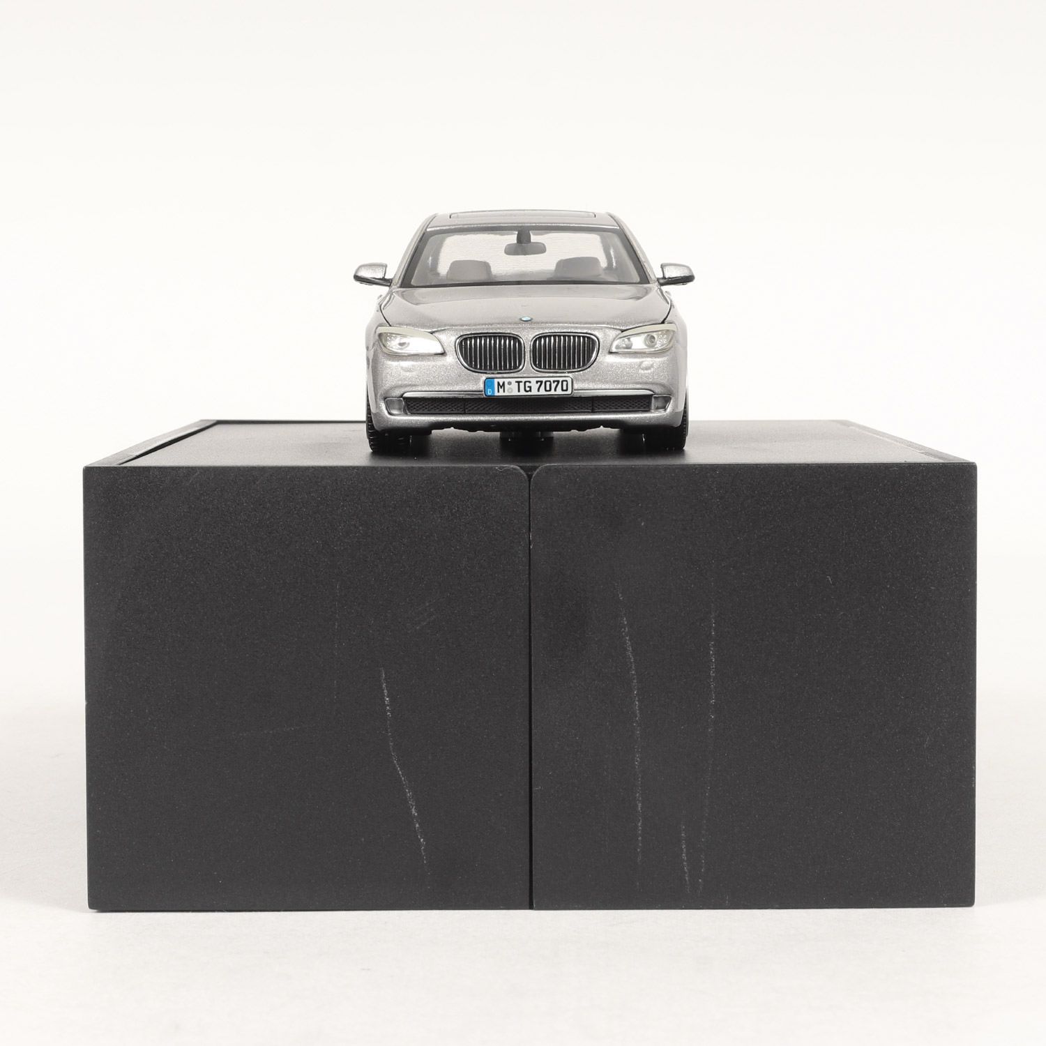 BMW 7 Series ミニカー 1/43 シルバー