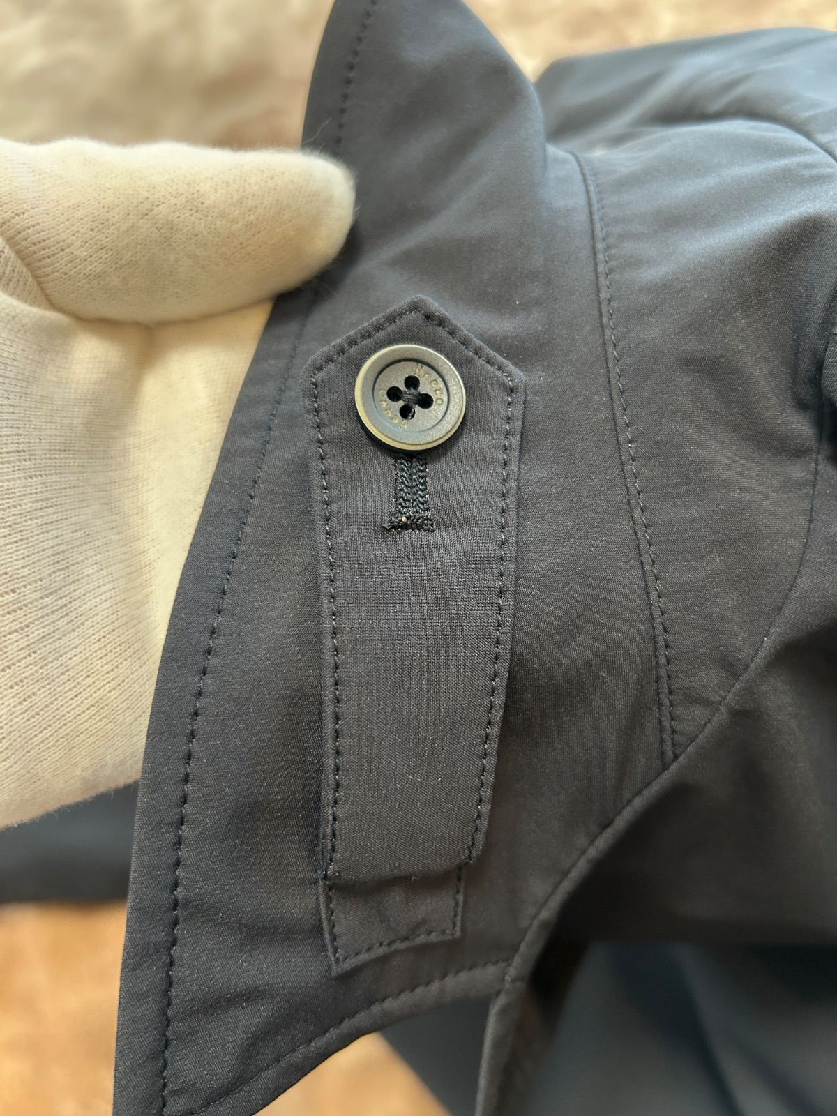 美品Herno® ヘルノメンズコート ナイロンコート ステインカラーコート ジャケット cort アウター 冬服 秋服 春服 薄手コートNAVYネイビー紺色系サイズ48 肩幅43身幅51袖丈65着丈79製品タグ類 ボタン×4 美品Herno® ヘルノメンズコート ナイロンコート ステインカラーコート